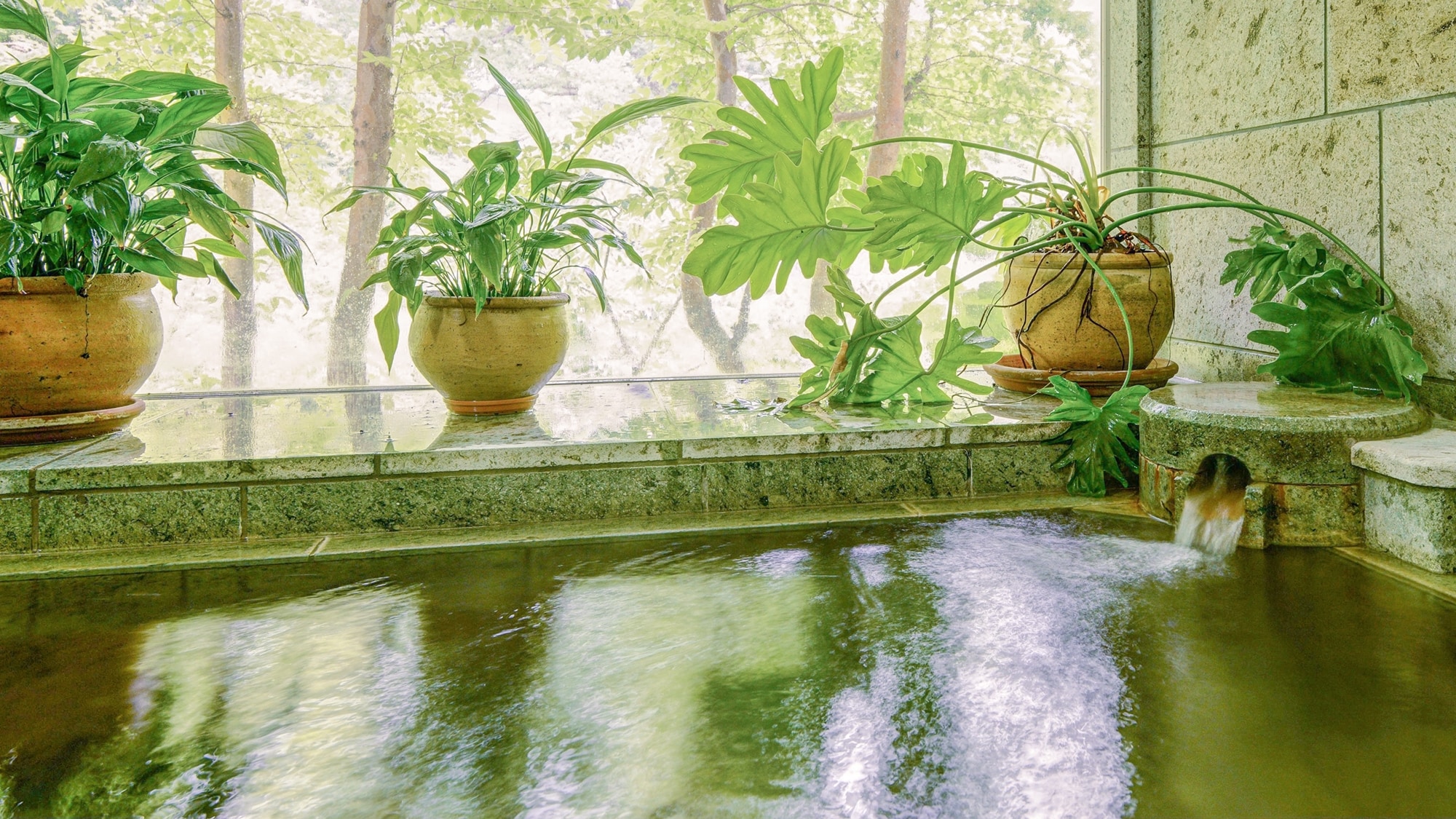 *Private baths/Both of the two baths can be rented for private use.
