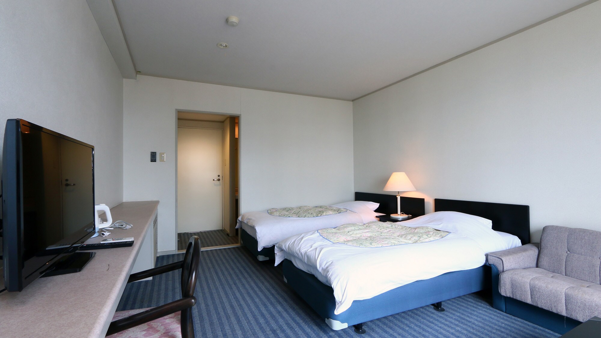 A spacious and relaxing twin room.