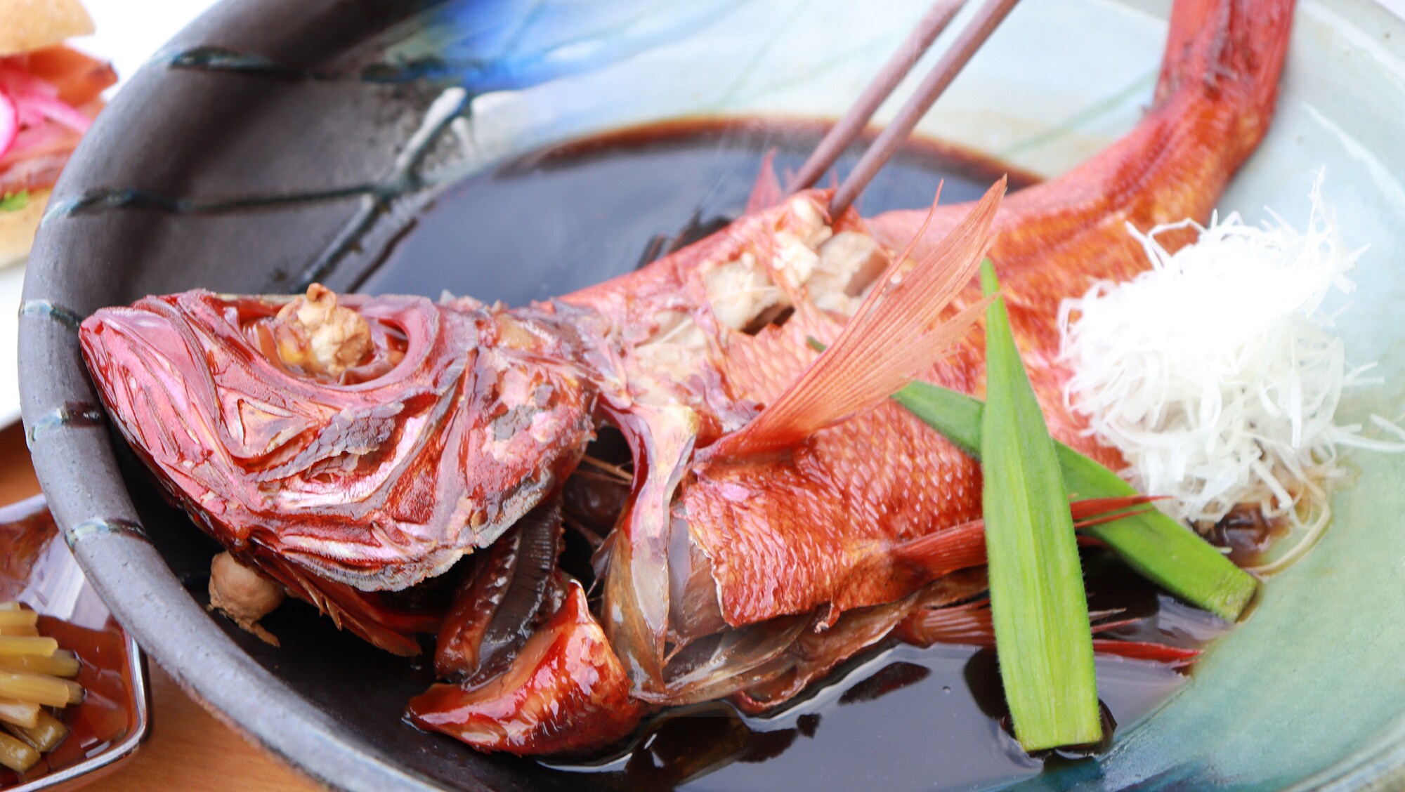 Đặc sản Izu "Cá hồng mắt vàng luộc" Món luộc của chúng tôi chỉ sử dụng cá hồng mắt vàng từ nơi nguyên bản nhất, "Inatori, Izu"!