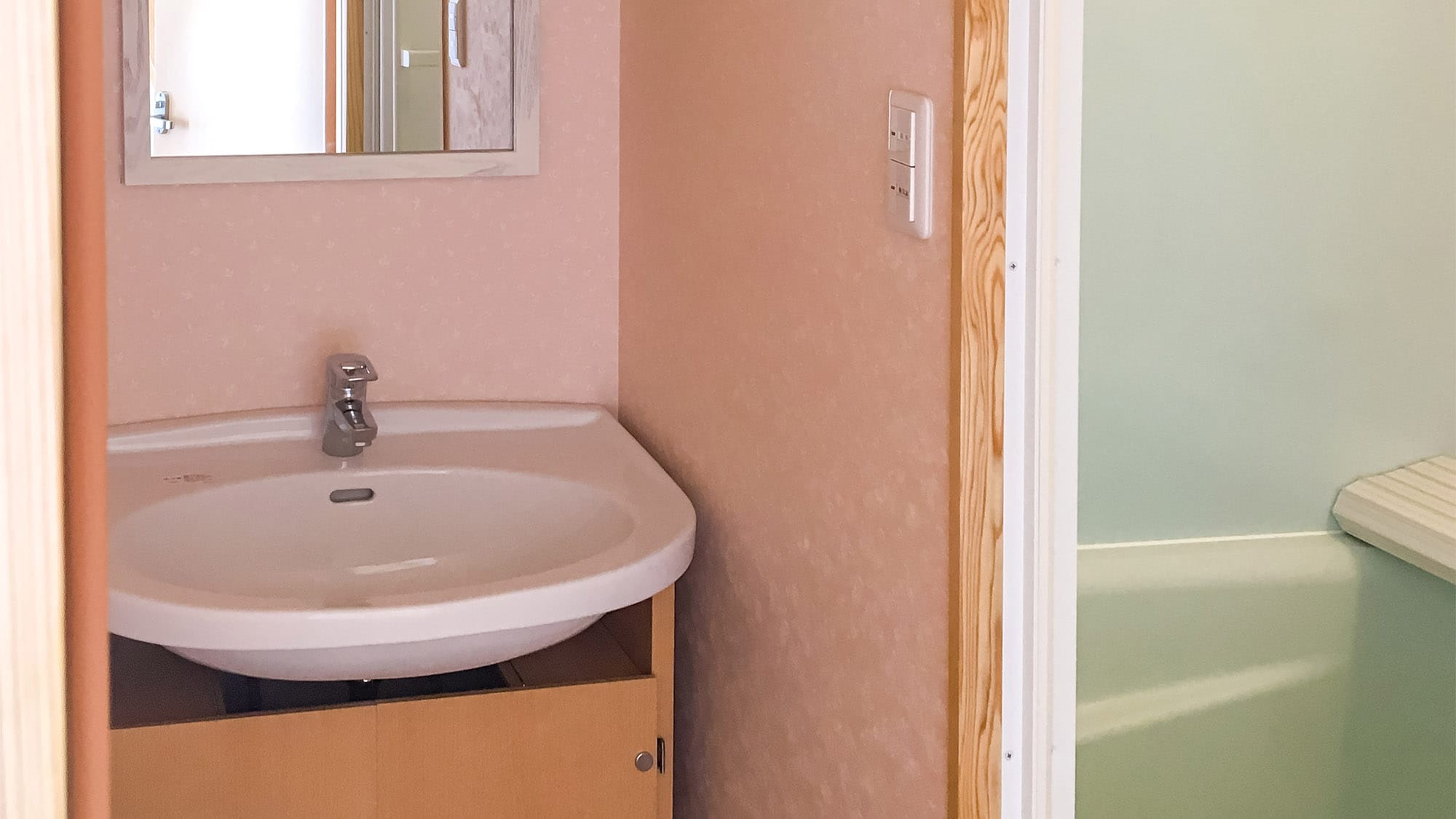 ・ "B type cottage ocean view" washbasin in the corner of the bathroom