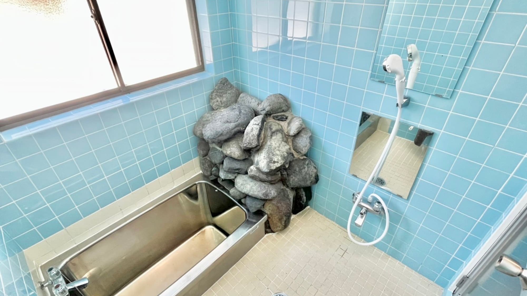 *浴缸/仿照岩石浴缸設計的浴缸