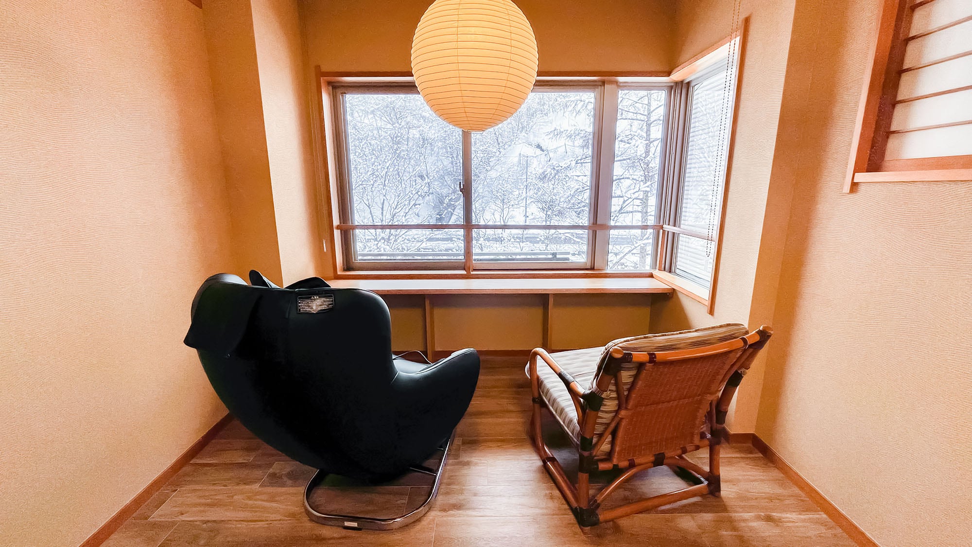 ・[2nd floor Japanese-style room] Relax on the massage chair. You can spend a relaxing moment while admiring the scenery.