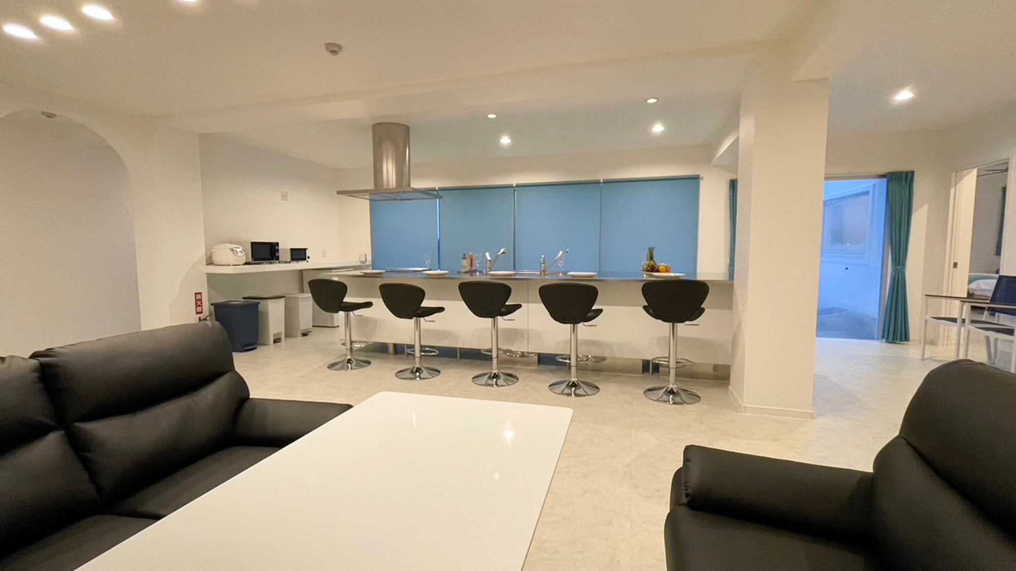 ・[2nd floor: Living room] An open living/dining room with no partitions. Large groups can relax here.