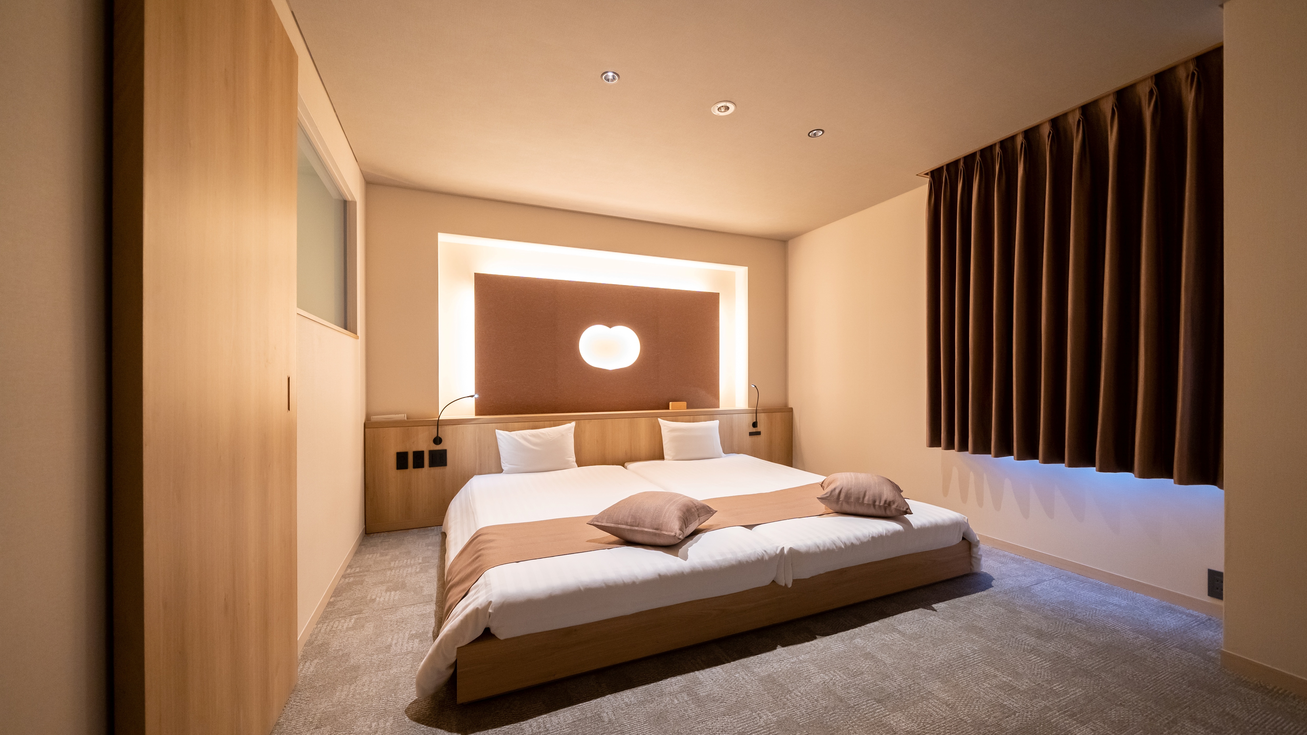 Hollywood Twin Room. You can freely go to the adjacent bath cafe via a private passageway.