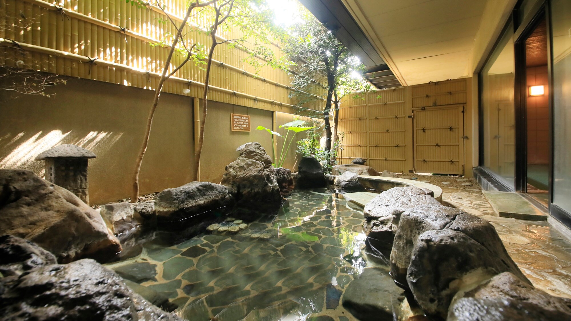 露天岩浴“紫水晶”