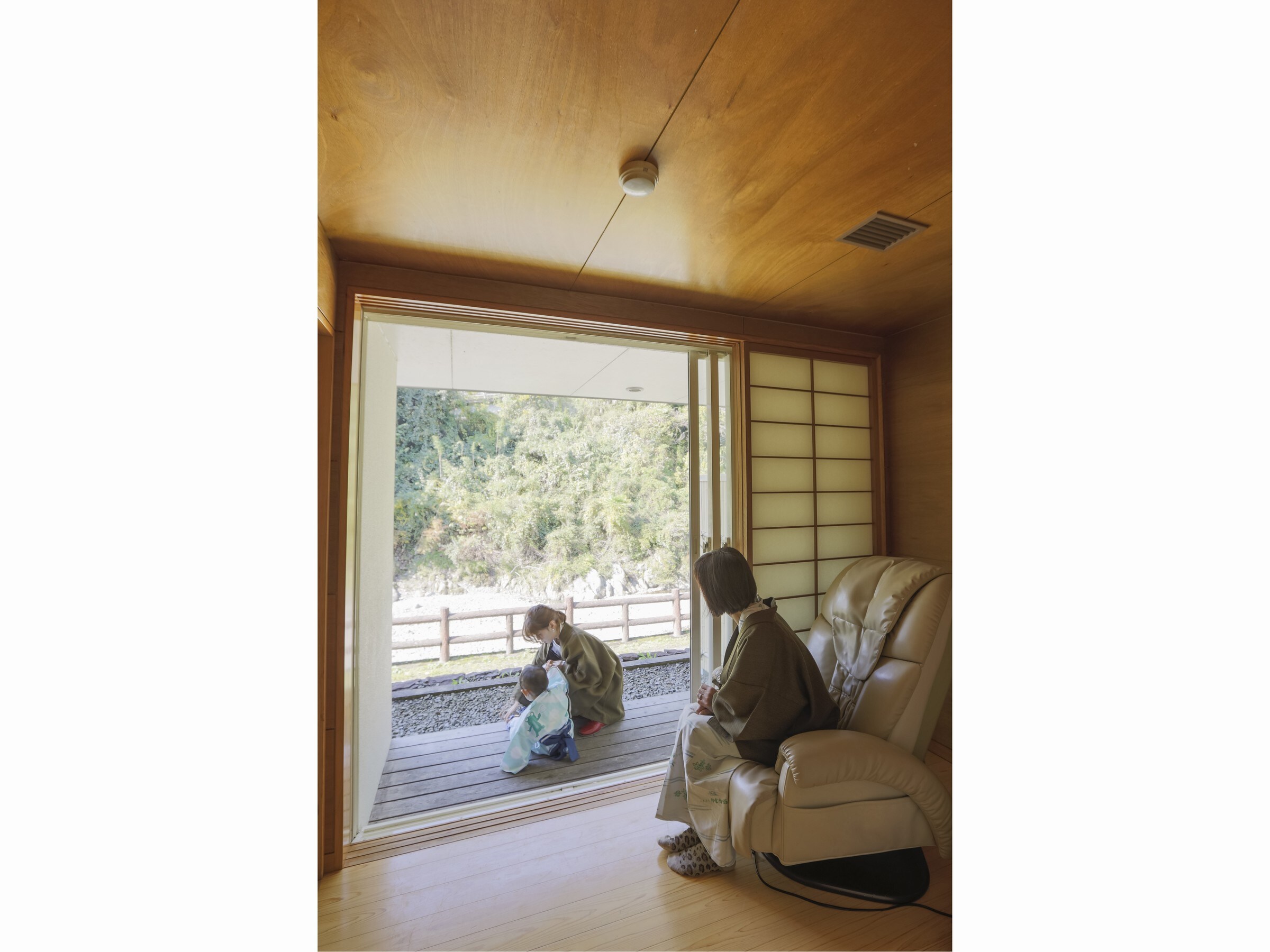 An example of a guest room with bath and toilet