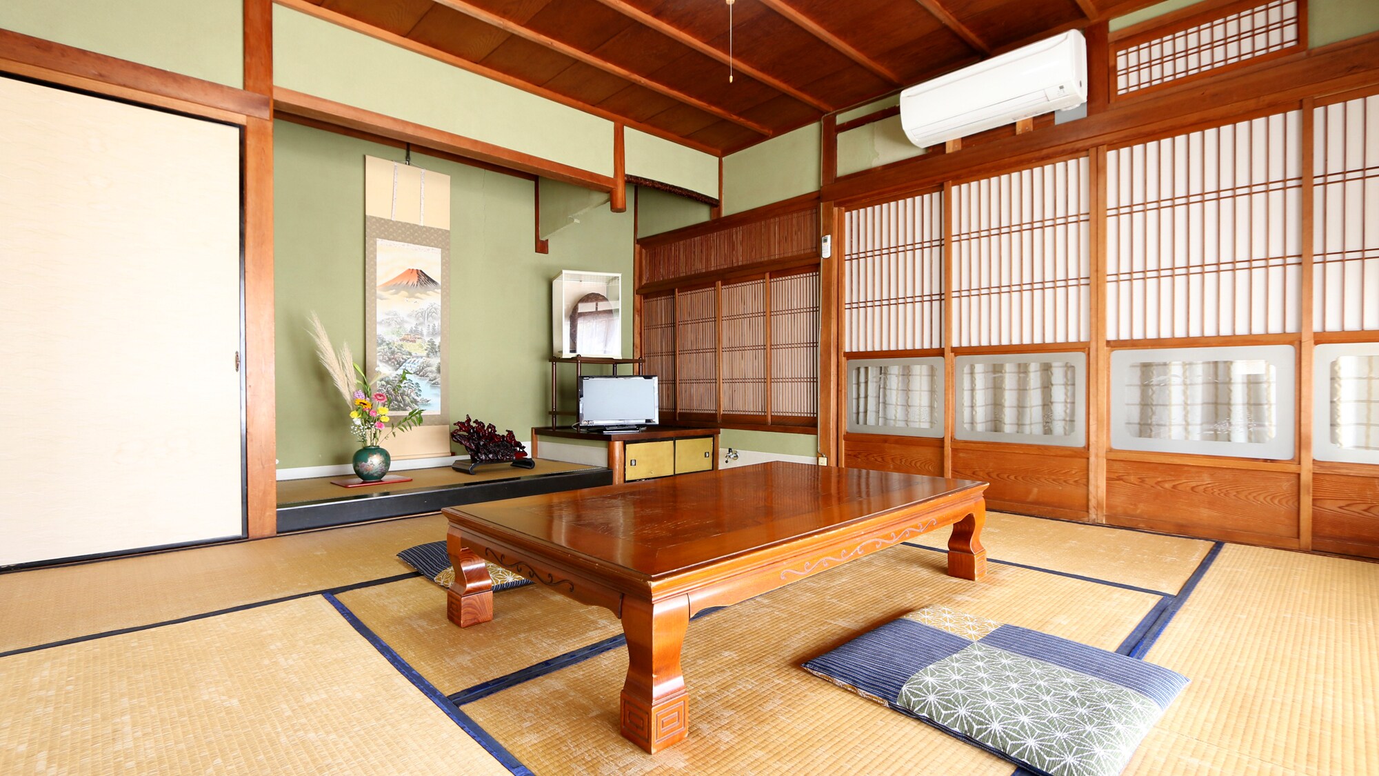 8 tatami Japanese-style room for 2 to 3 people