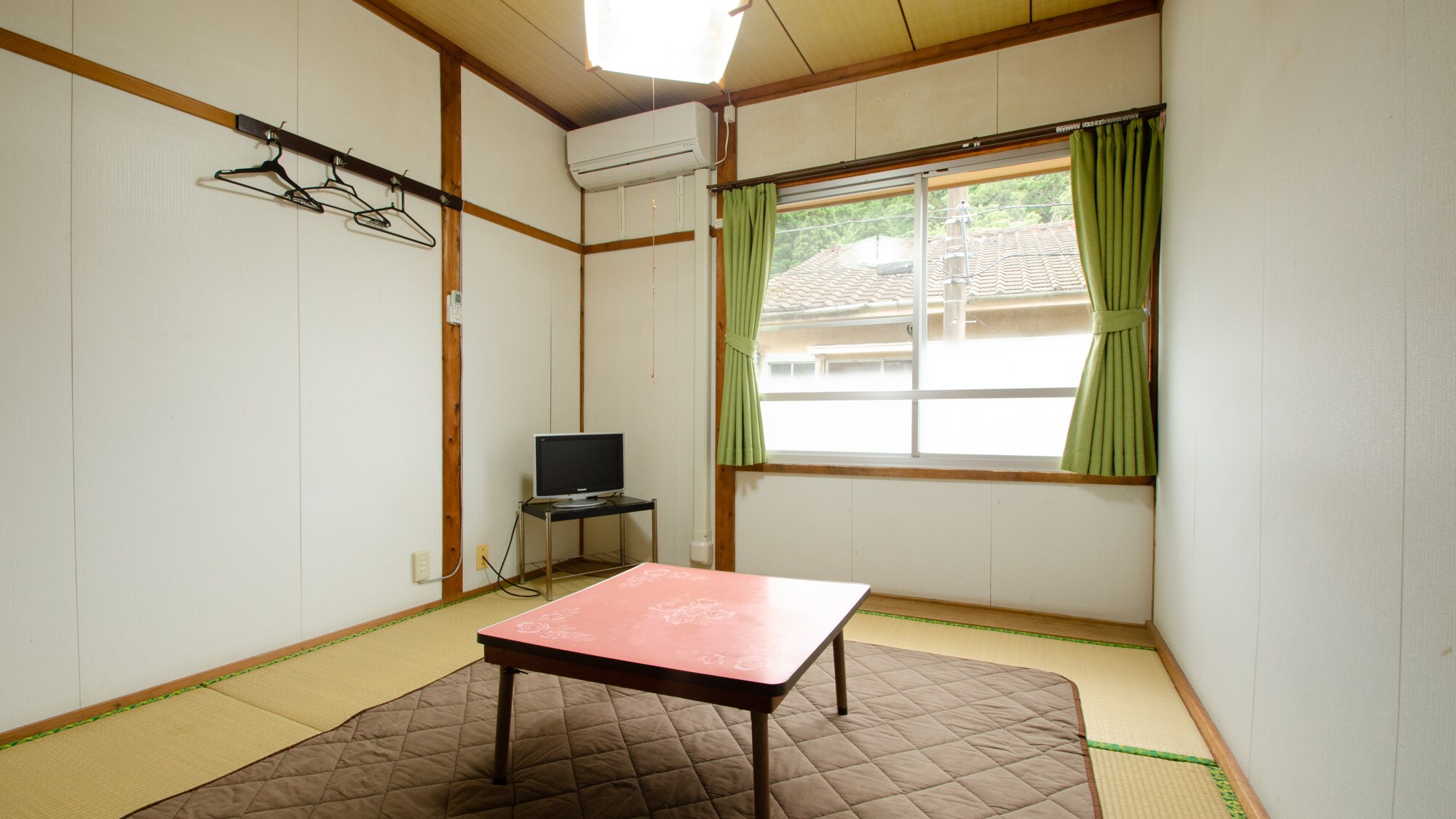 [Example of a 6 tatami Japanese-style room] The bathroom and toilet are shared with the facility. *Not available for use.