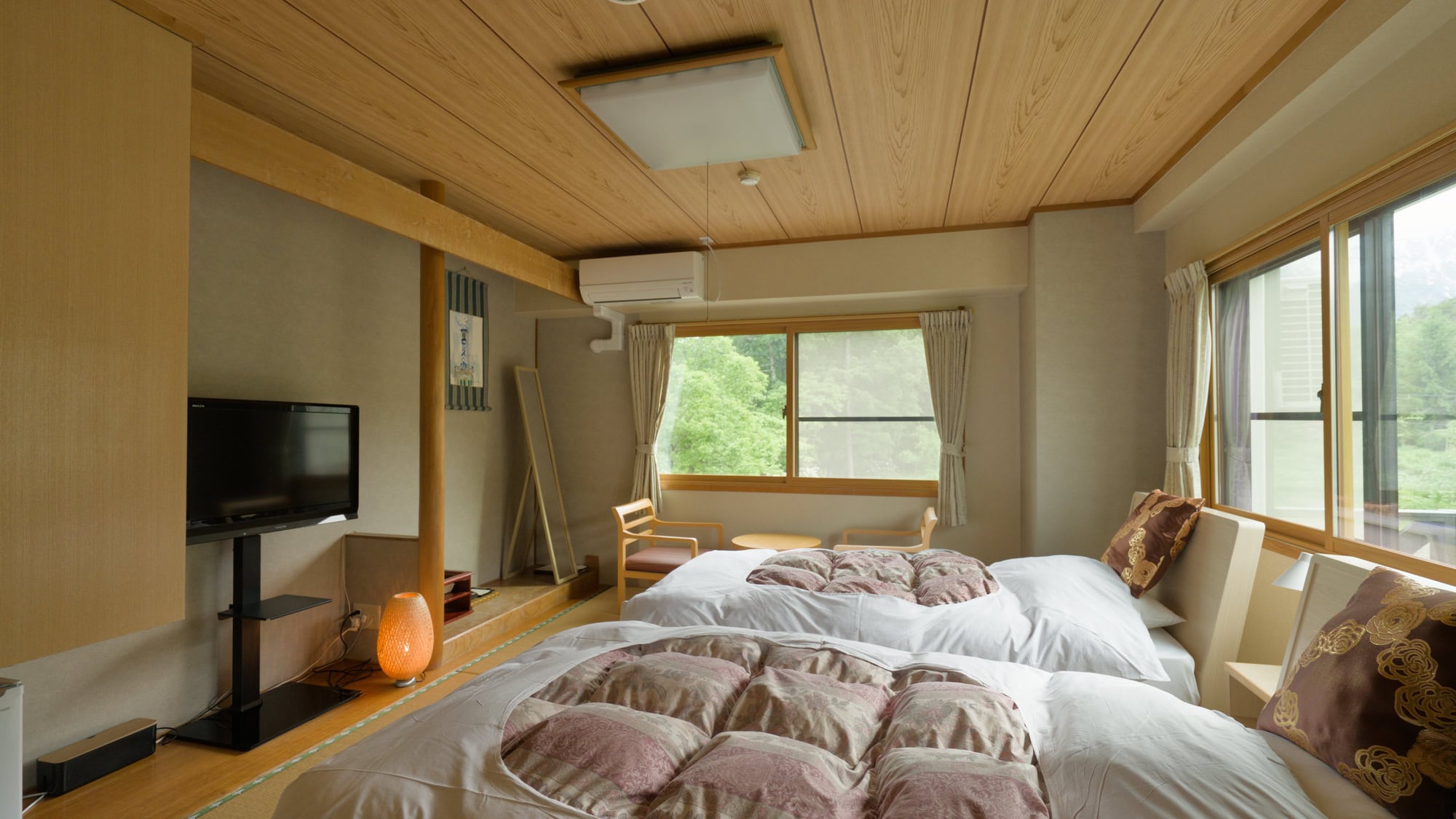 [Kamar Deluxe/Bergaya Jepang dengan Dua Tempat Tidur] Bersantailah di kamar bergaya Jepang yang dilengkapi dengan tempat tidur.