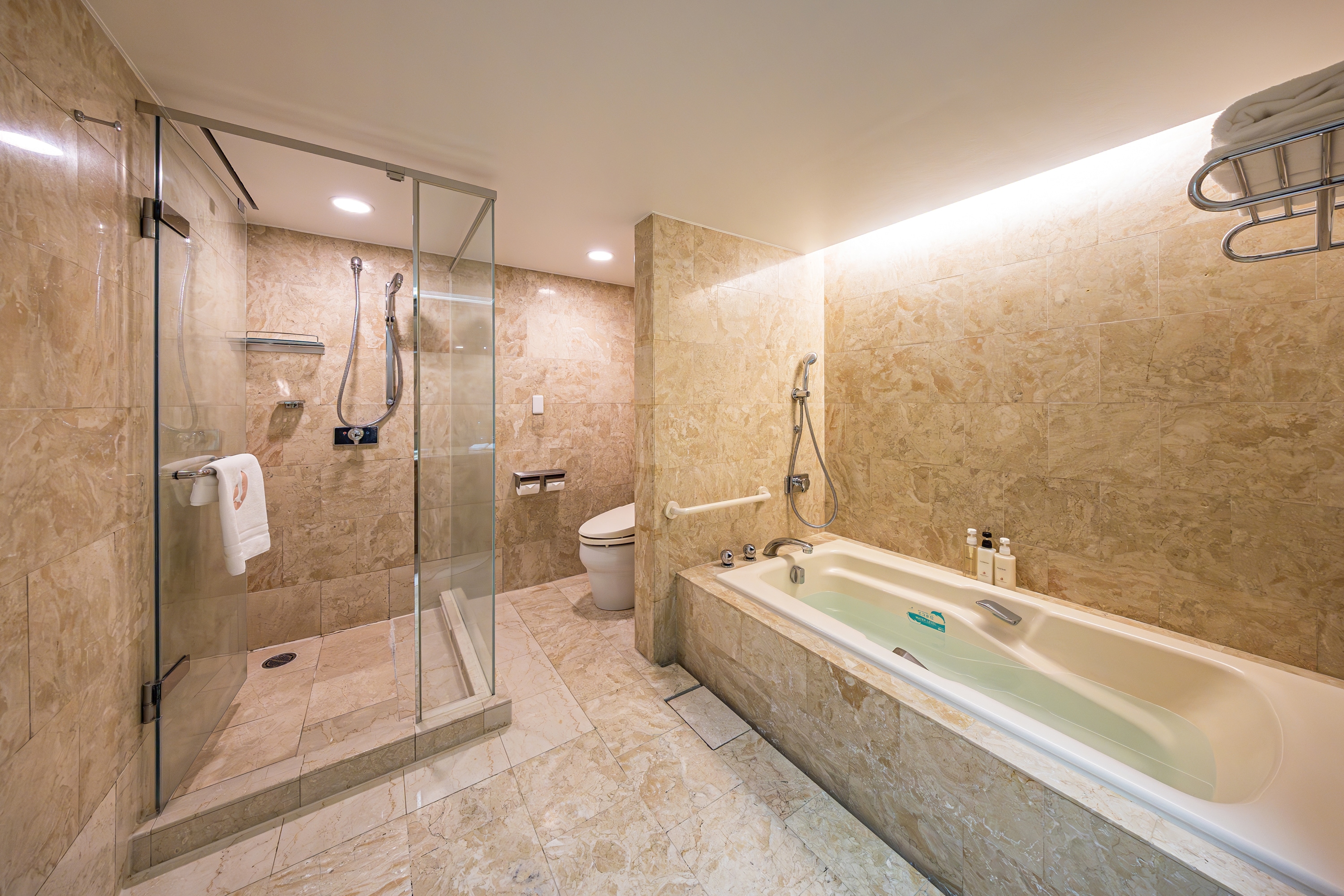 Kamar mandi (gambar)