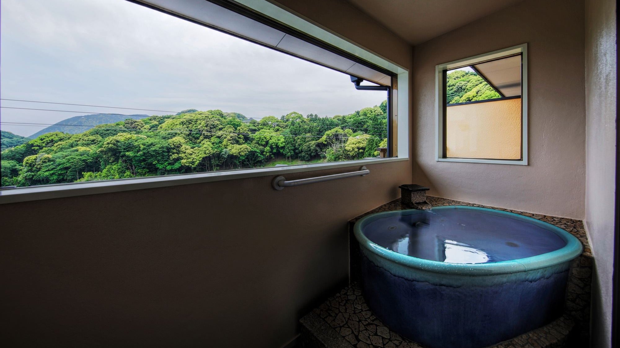 [Rhododendron] An open-air bath exclusively for the guest rooms. It is made of Shigaraki ware.