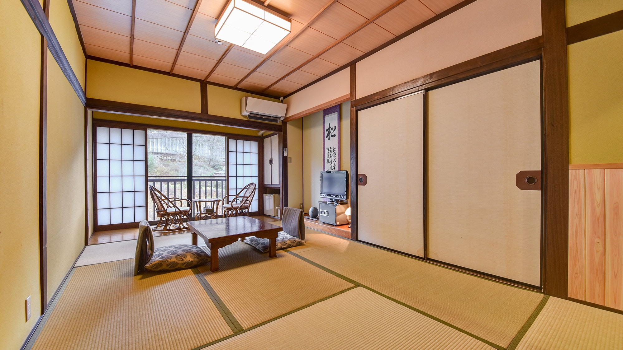 *[Example of guest room/Main building] A Japanese-style room with warm light streaming in.