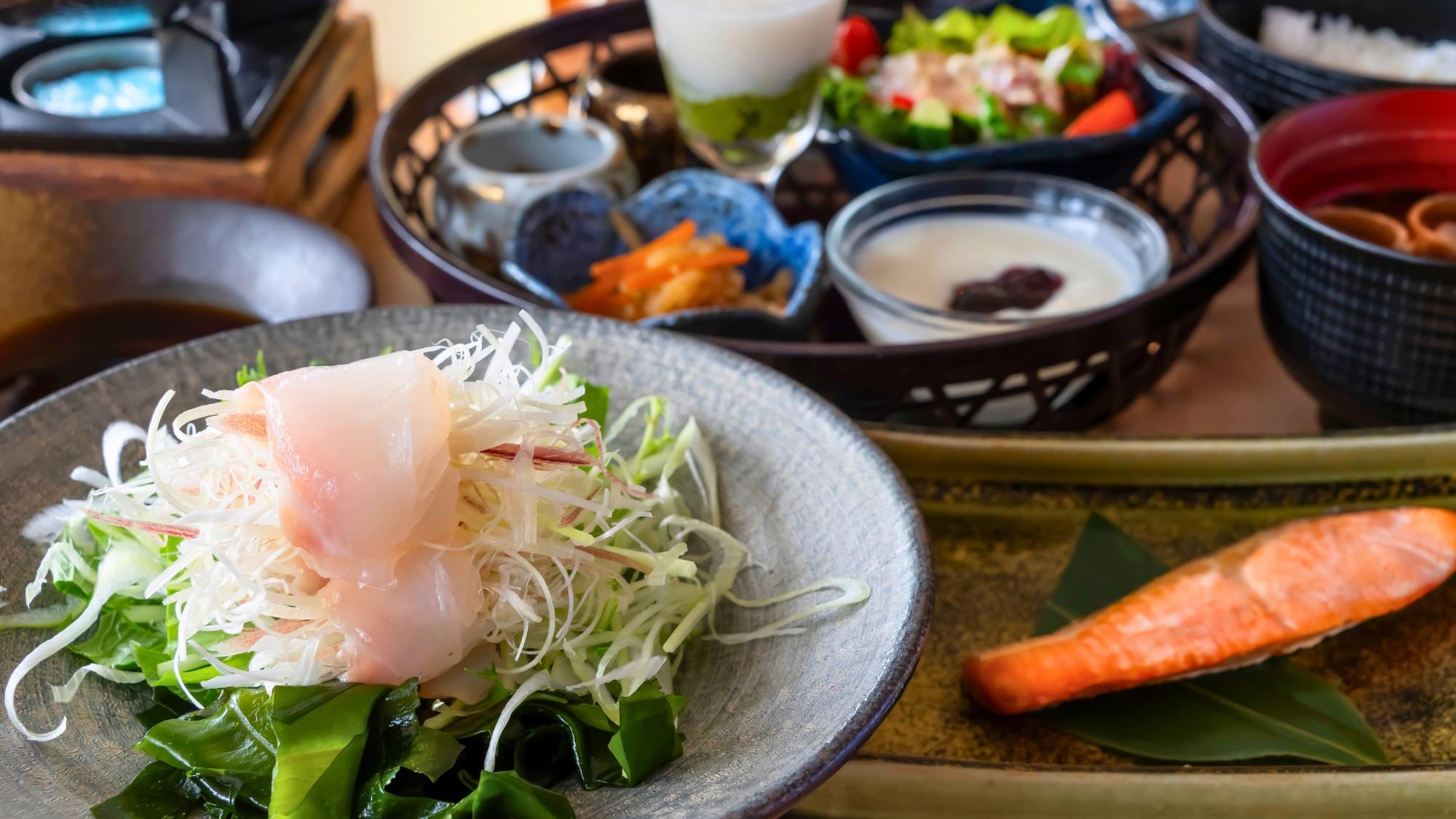 The main dish for breakfast is seafood shabu-shabu, with fresh vegetables and sea bream. Enjoy a luxurious morning!