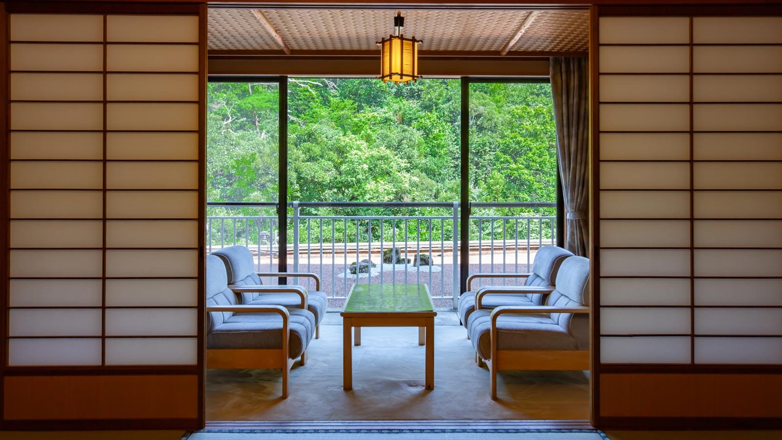 -Reasonable guest rooms with 10 tatami mats or more-We will guide you in a compact guest room with 10 tatami mats or more.