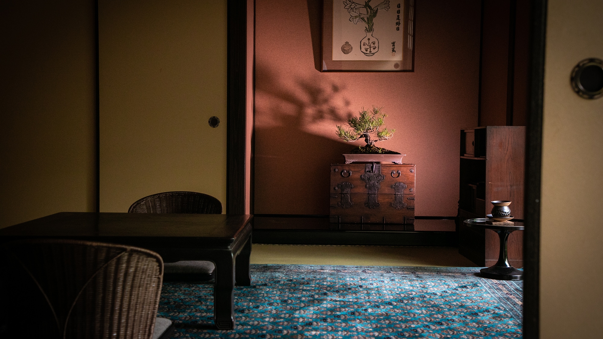 You can relax and relax by setting up a Persian carpet in a Japanese space.