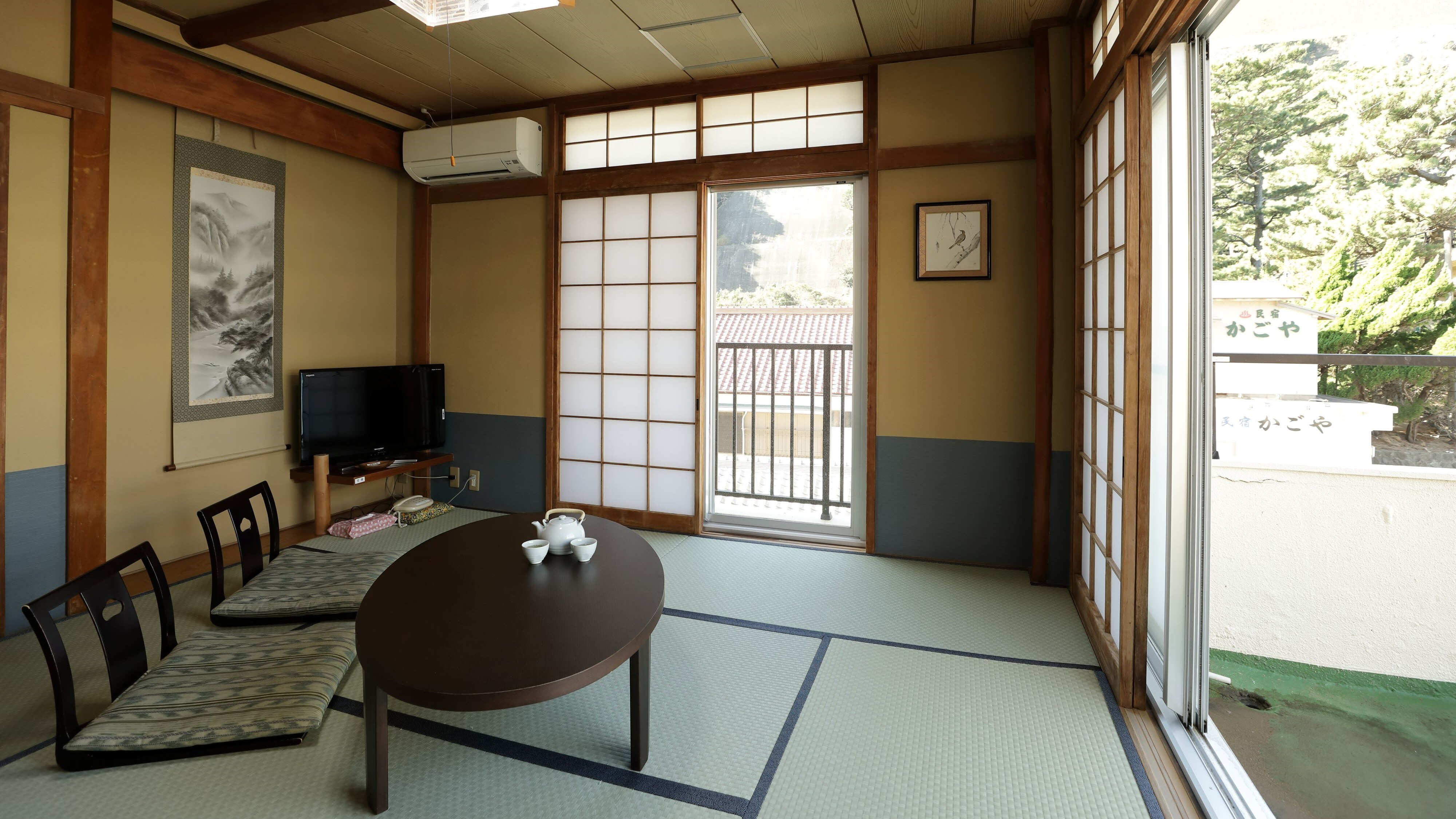 An example of an 8 tatami Japanese-style room facing the sea: A relaxing Japanese-style room