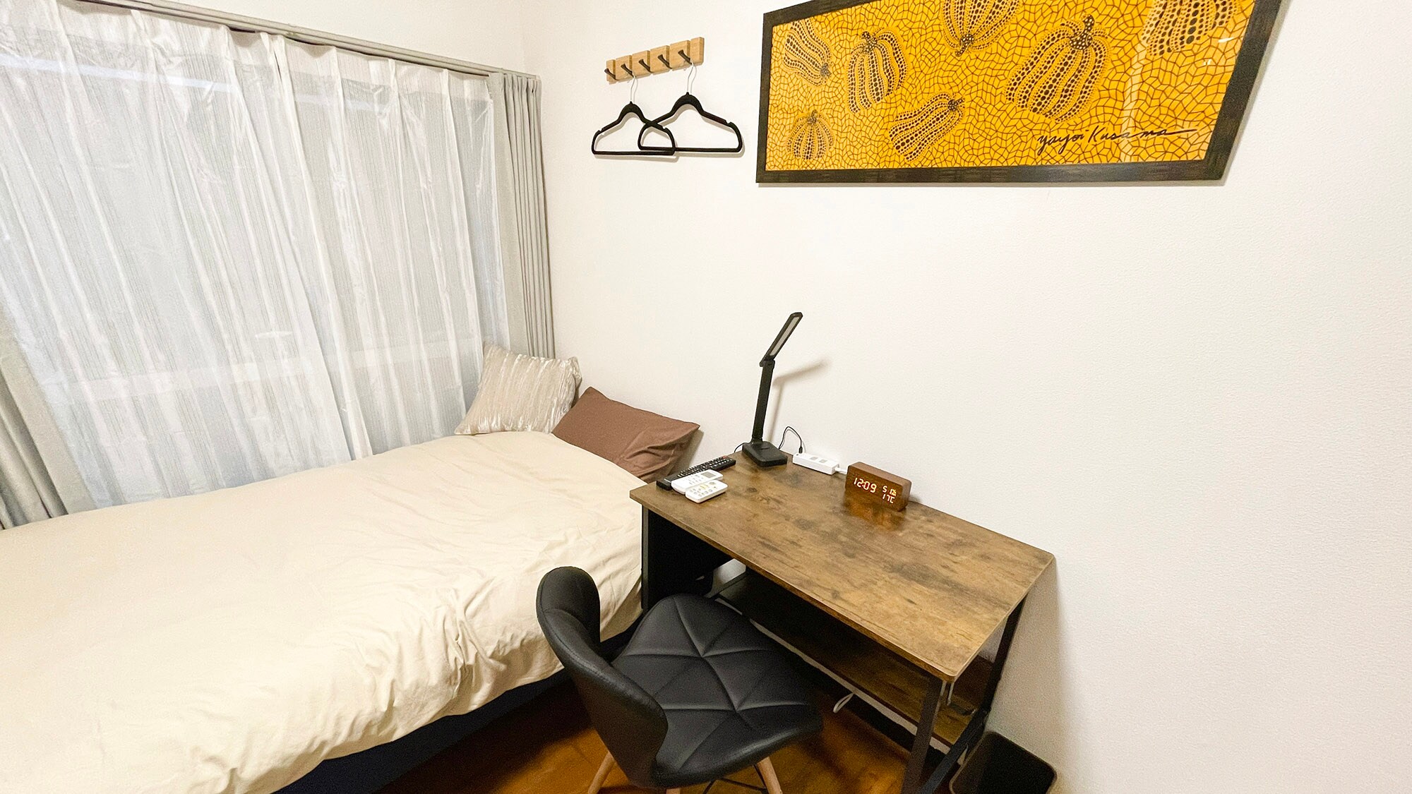 ・[101・Bedroom] A desk is provided in the room for your convenience when you need to do any work.