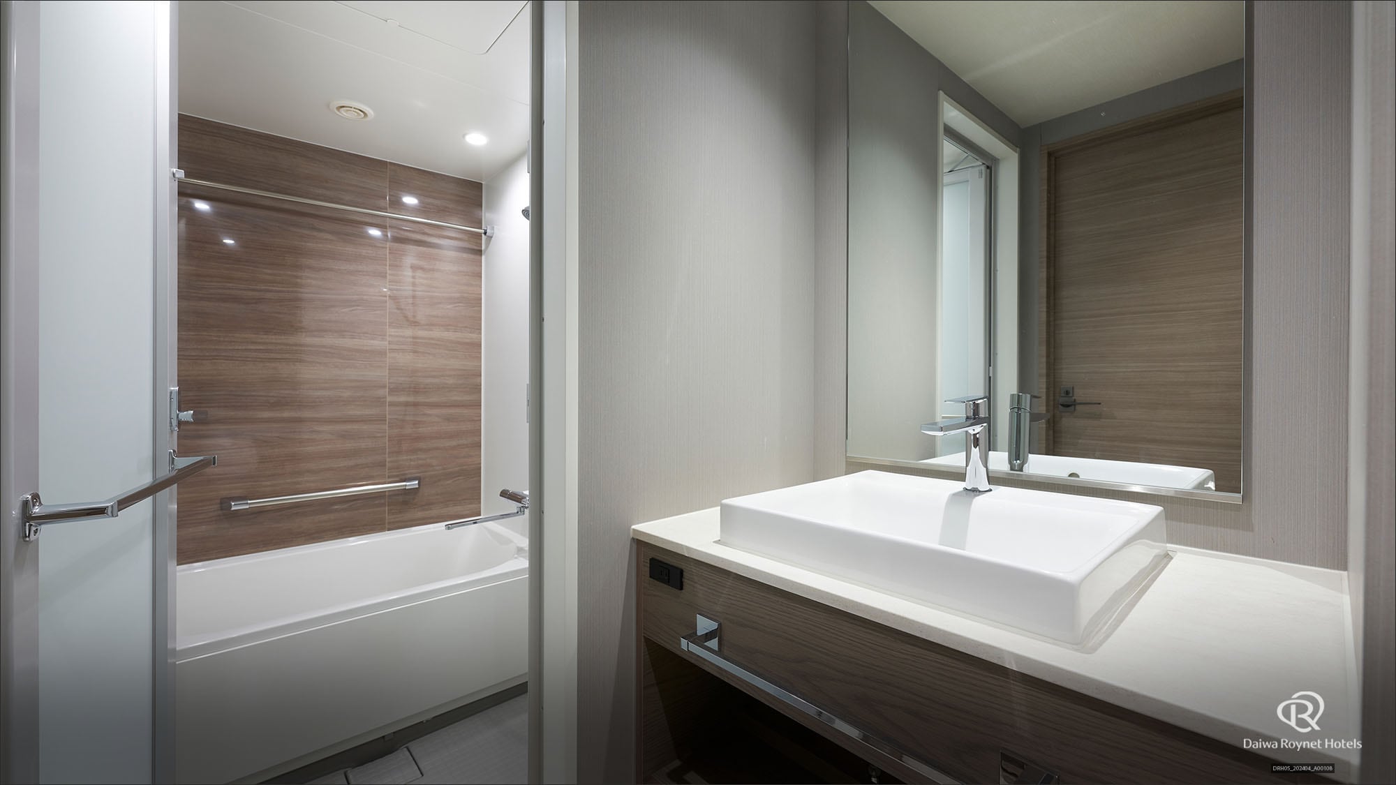 Standard double bathroom