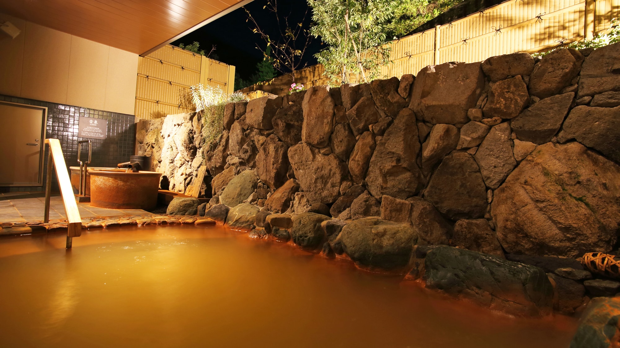 [Large communal bath A, Kinsen open-air bath] You can enjoy Kinsen with abundant hot water in the open-air bath.