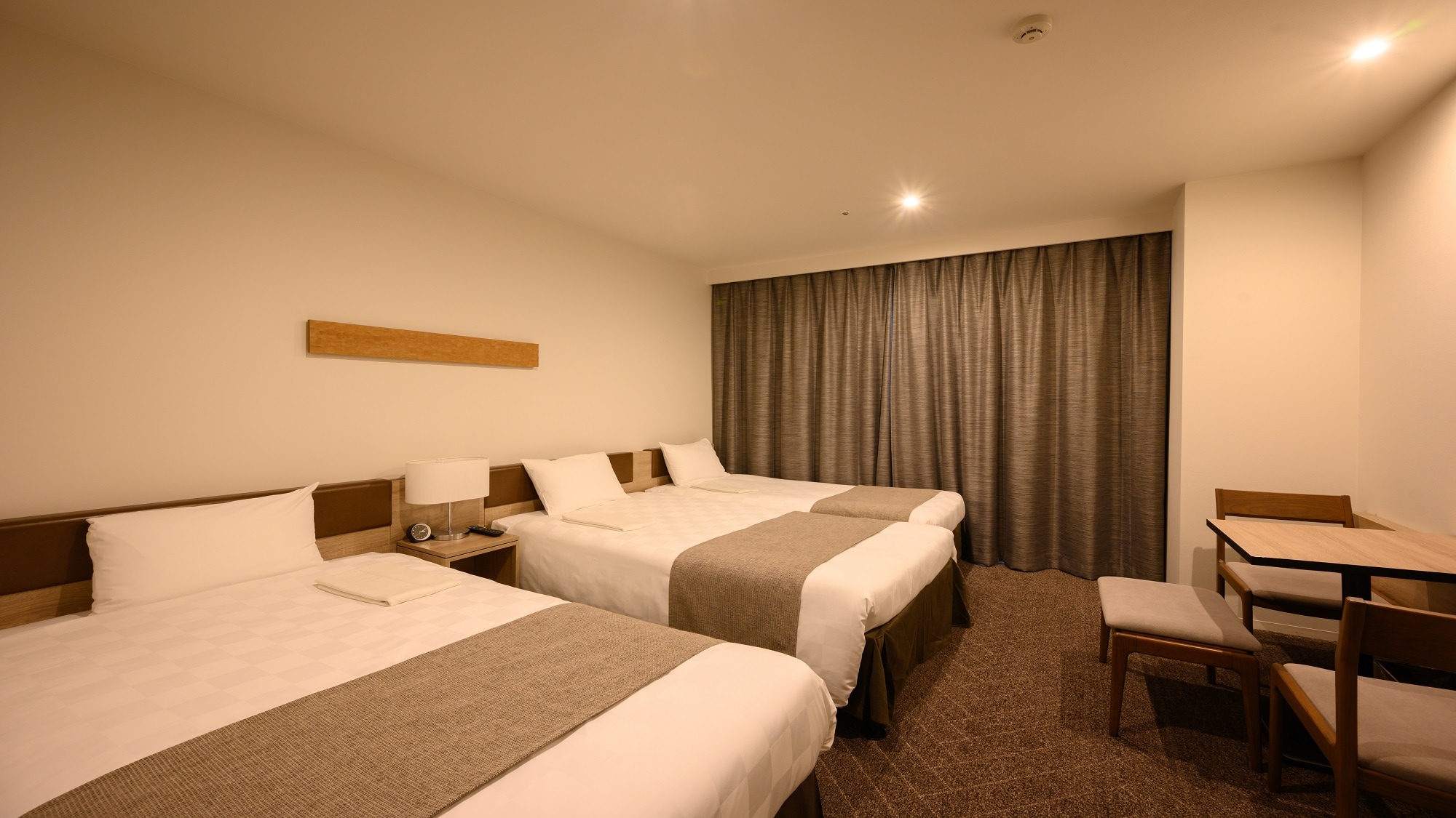 ห้องสุพีเรียร์เตียงแฝดสำหรับสามท่าน [กลางคืน] 23 ตร.ม. 110 ซม. x 195 ซม. + 90 ซม. x 185 ซม. (ผลิตโดย Serta)