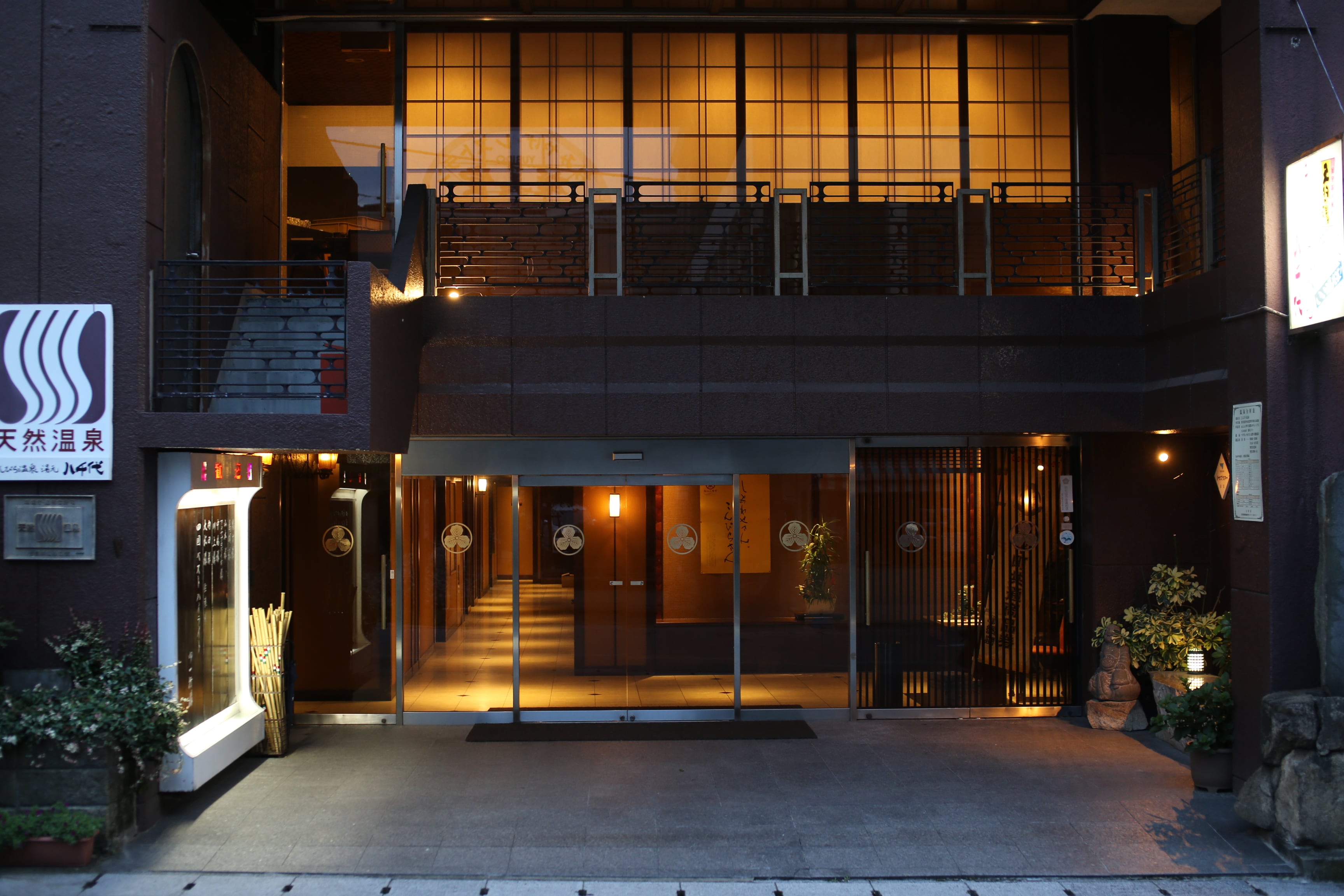 Pintu masuk Gedung Utama Yachiyo. Penginapan tertua di Kotohira yang telah berdiri sejak zaman Edo