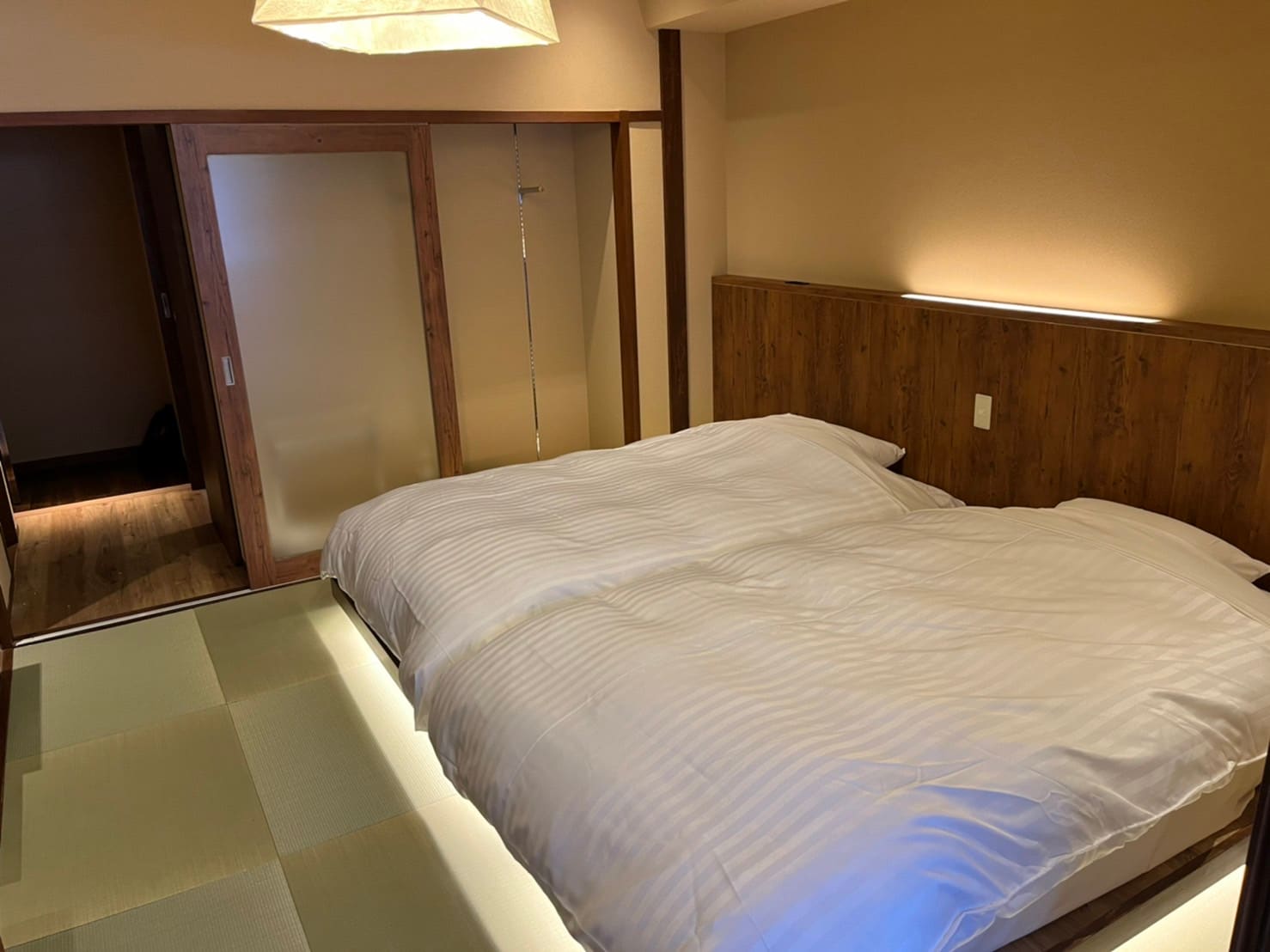 Japanese-style room with open-air bath and bed