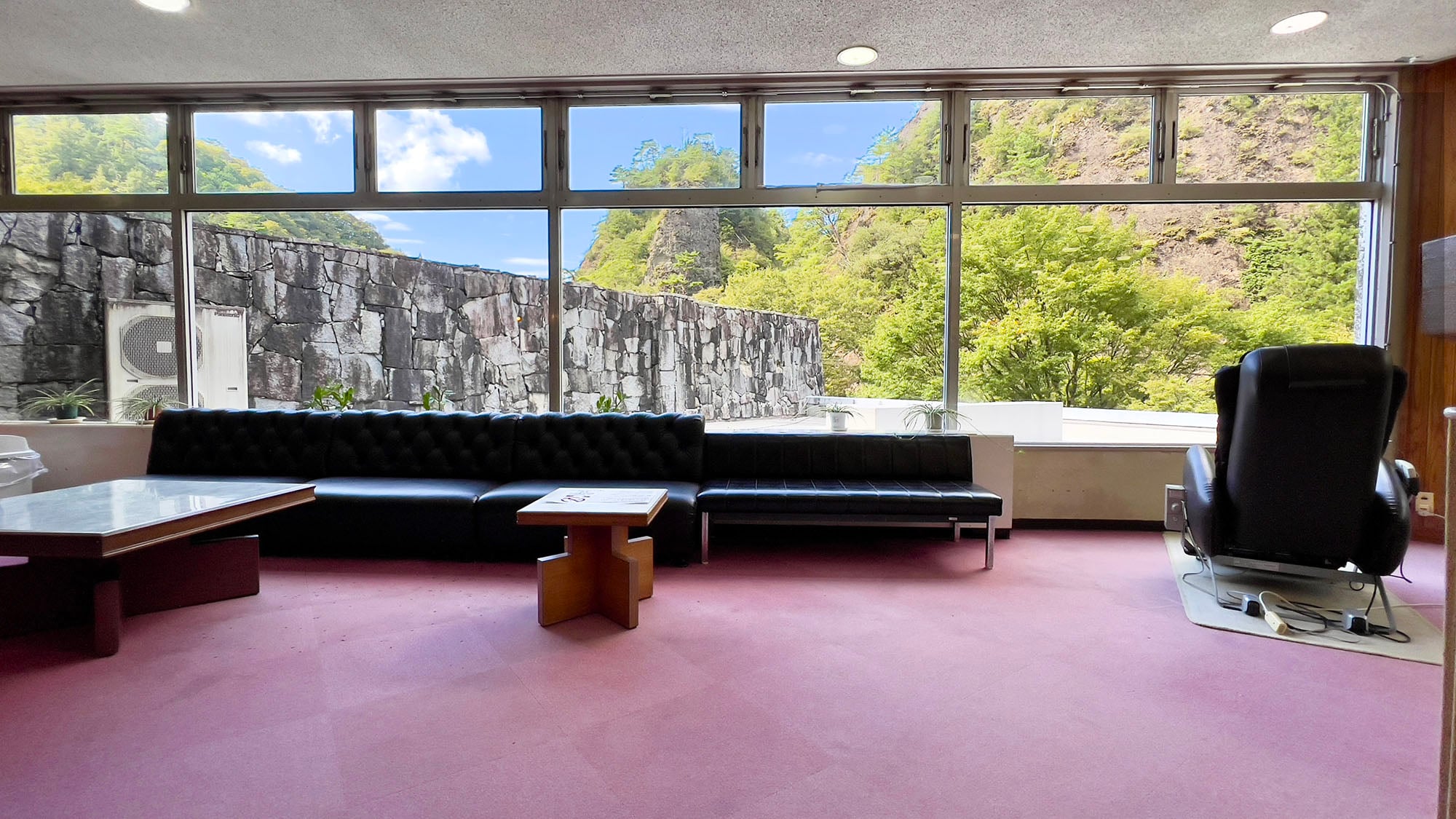 ・[Lobby] Spacious lobby. You can also enjoy the impressive scenery while receiving a massage in a massage chair.