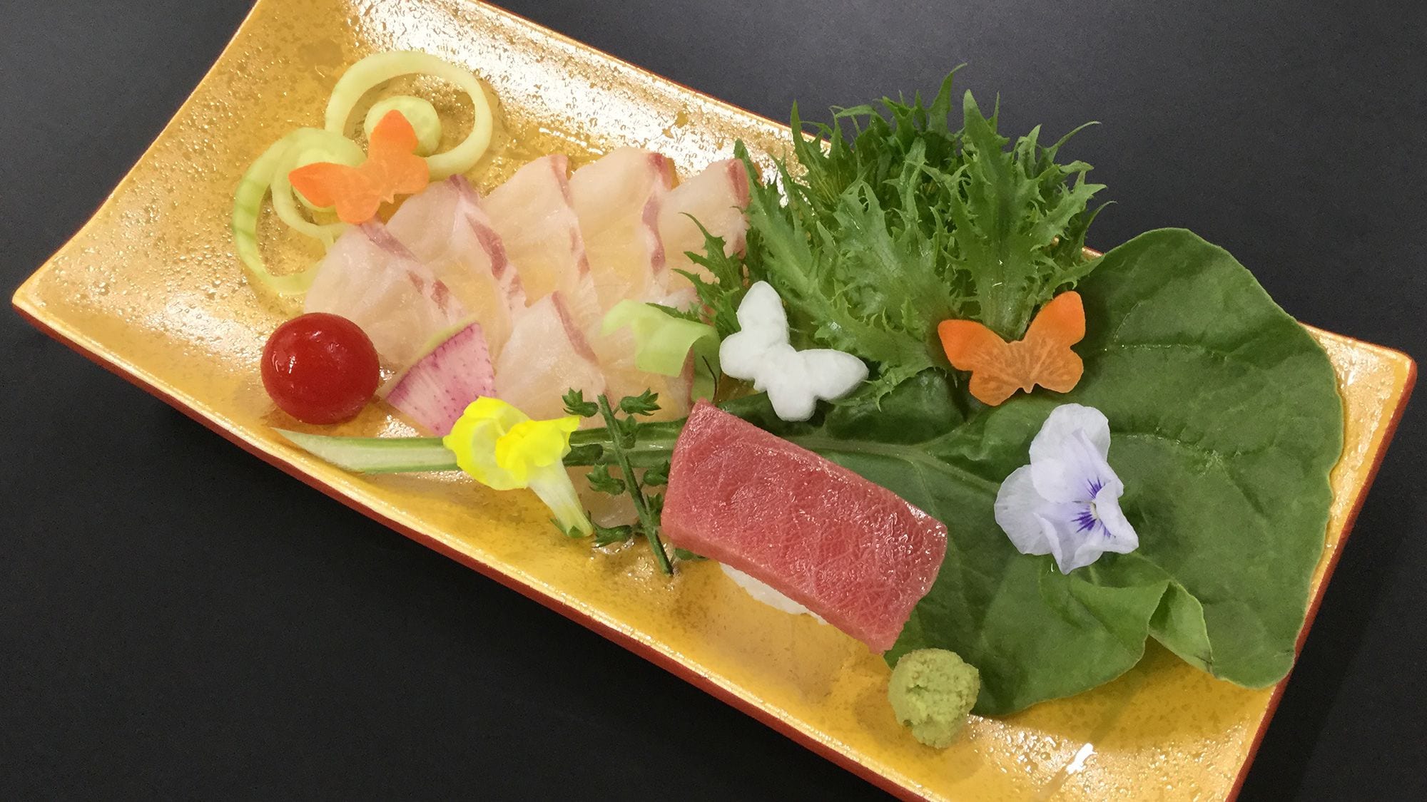 ◆ [March-May Kaiseki Course: Momo] Thinly sliced cherry sea bream and bluefin tuna nigiri sushi
