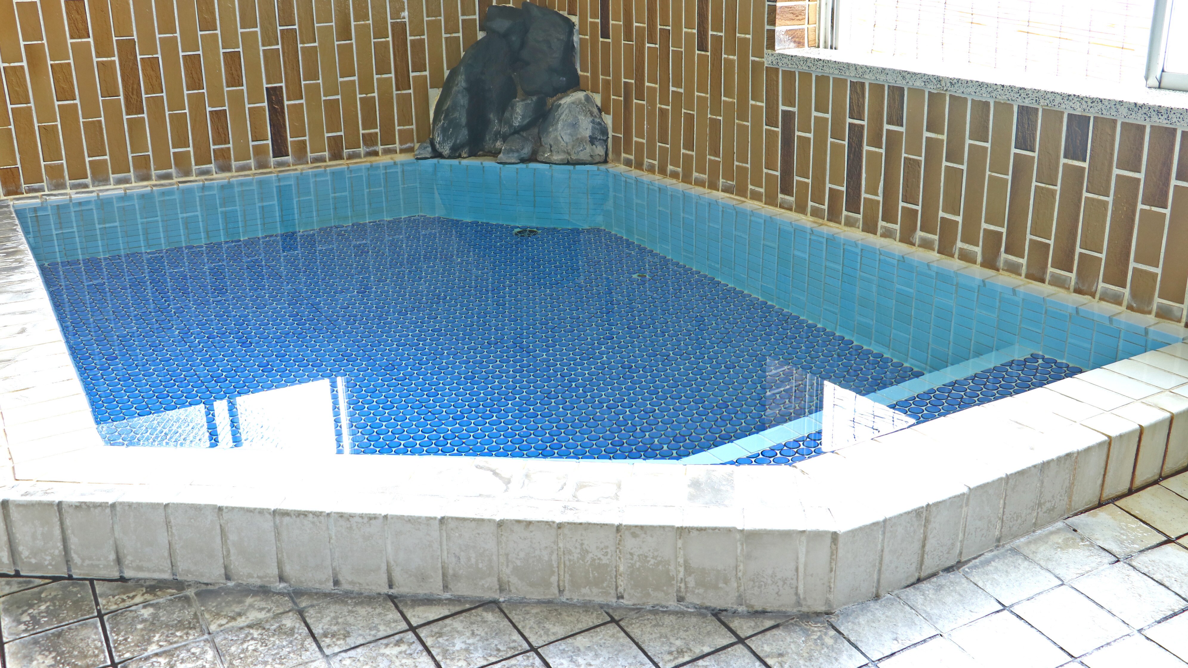 Medium bath: If it is available, you can use it for private use as much as you like.