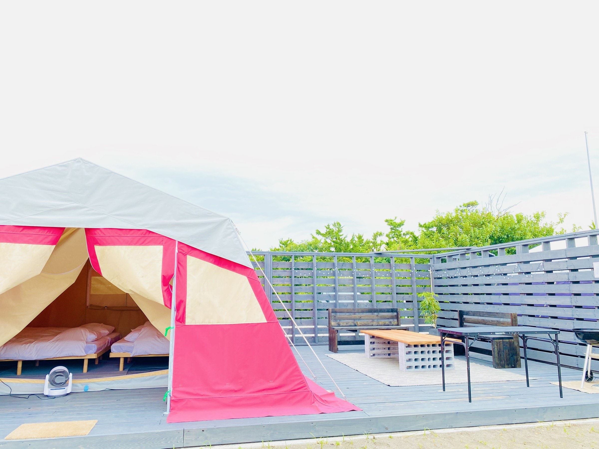 Tenda dengan dek kayu pribadi