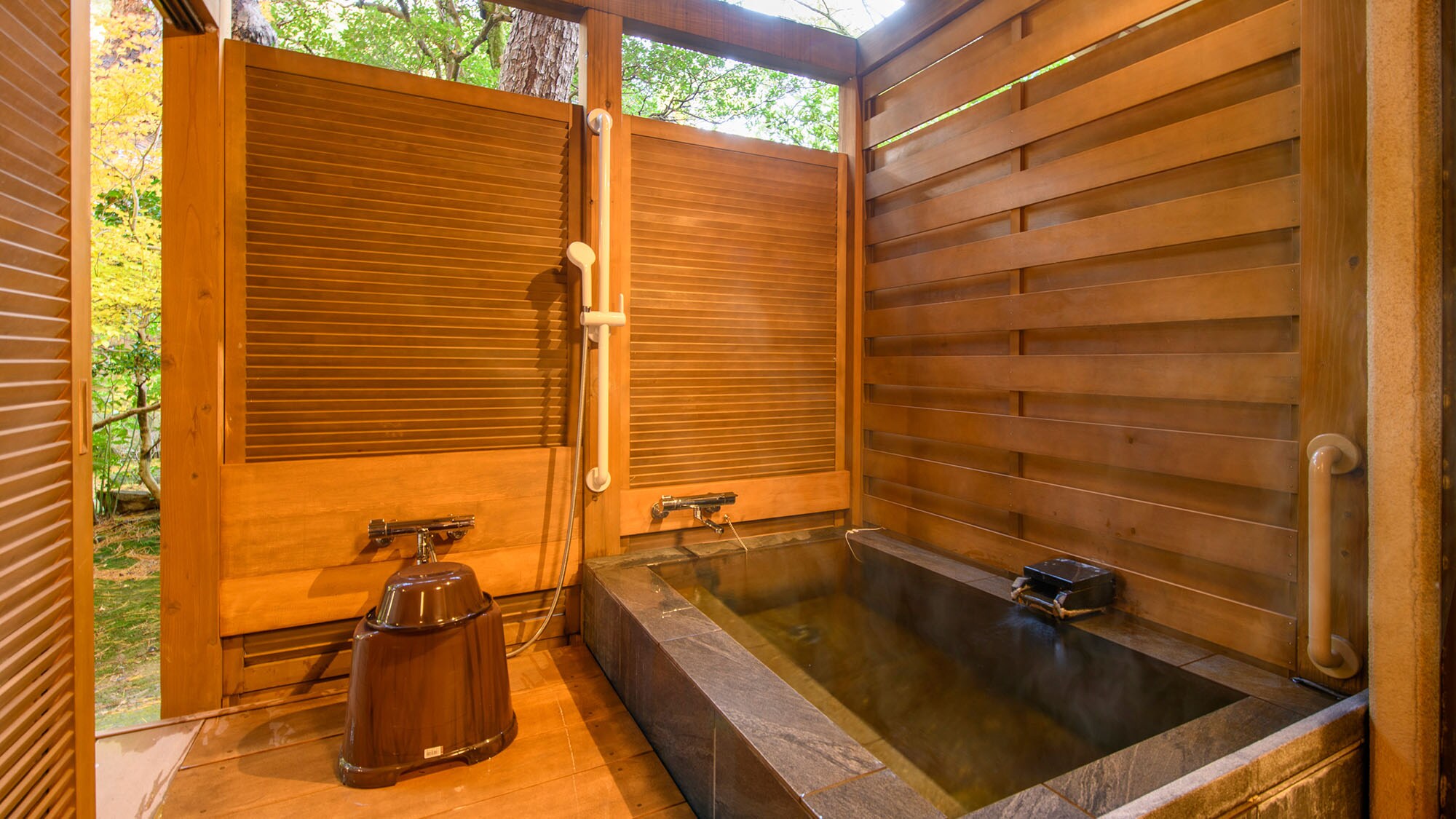 [Choyo Room: Two-story suite] An open-air bath where you can feel the refreshing breeze.