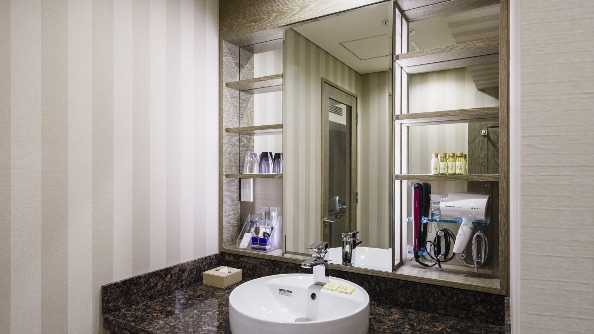 Deluxe Twin Washstand & Bathroom