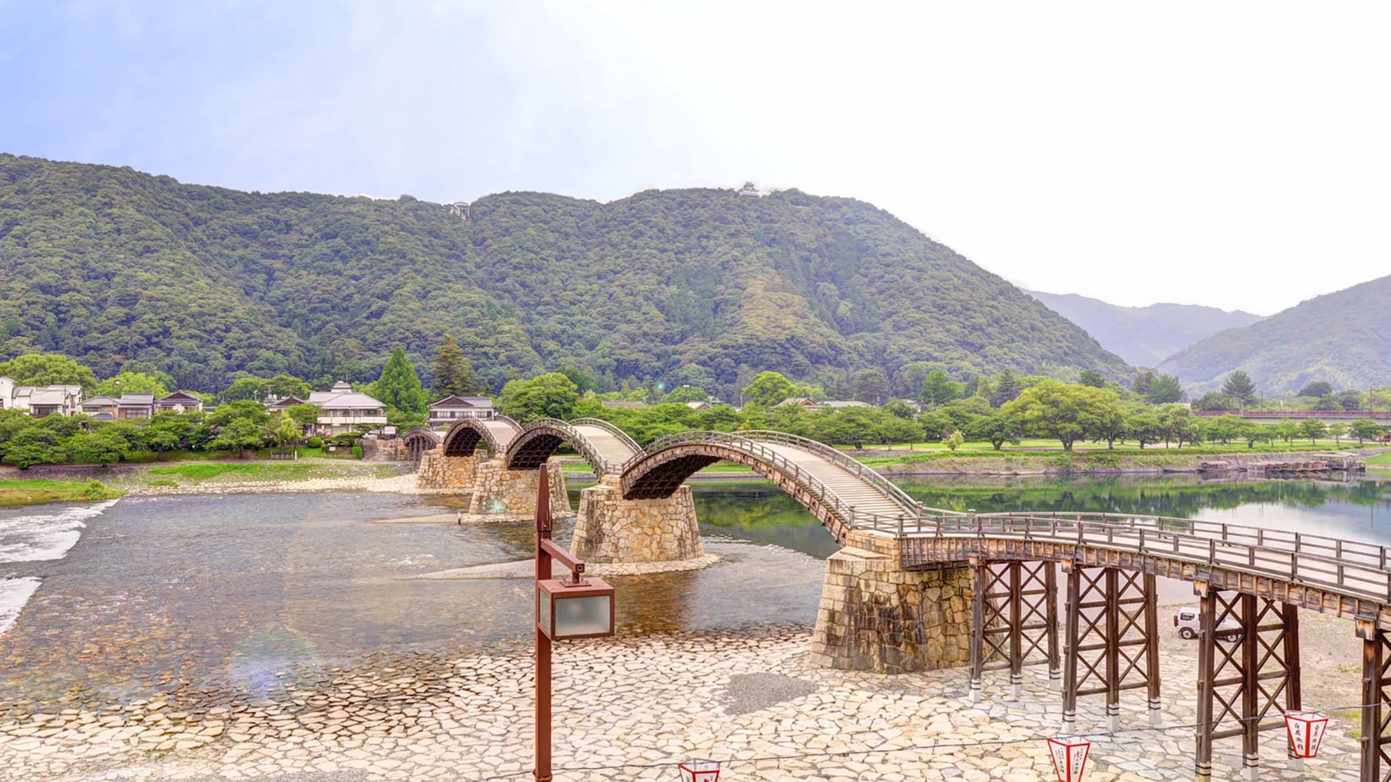 *[View from the room] You can see "Kintai Bridge," one of the three most unusual bridges in Japan.