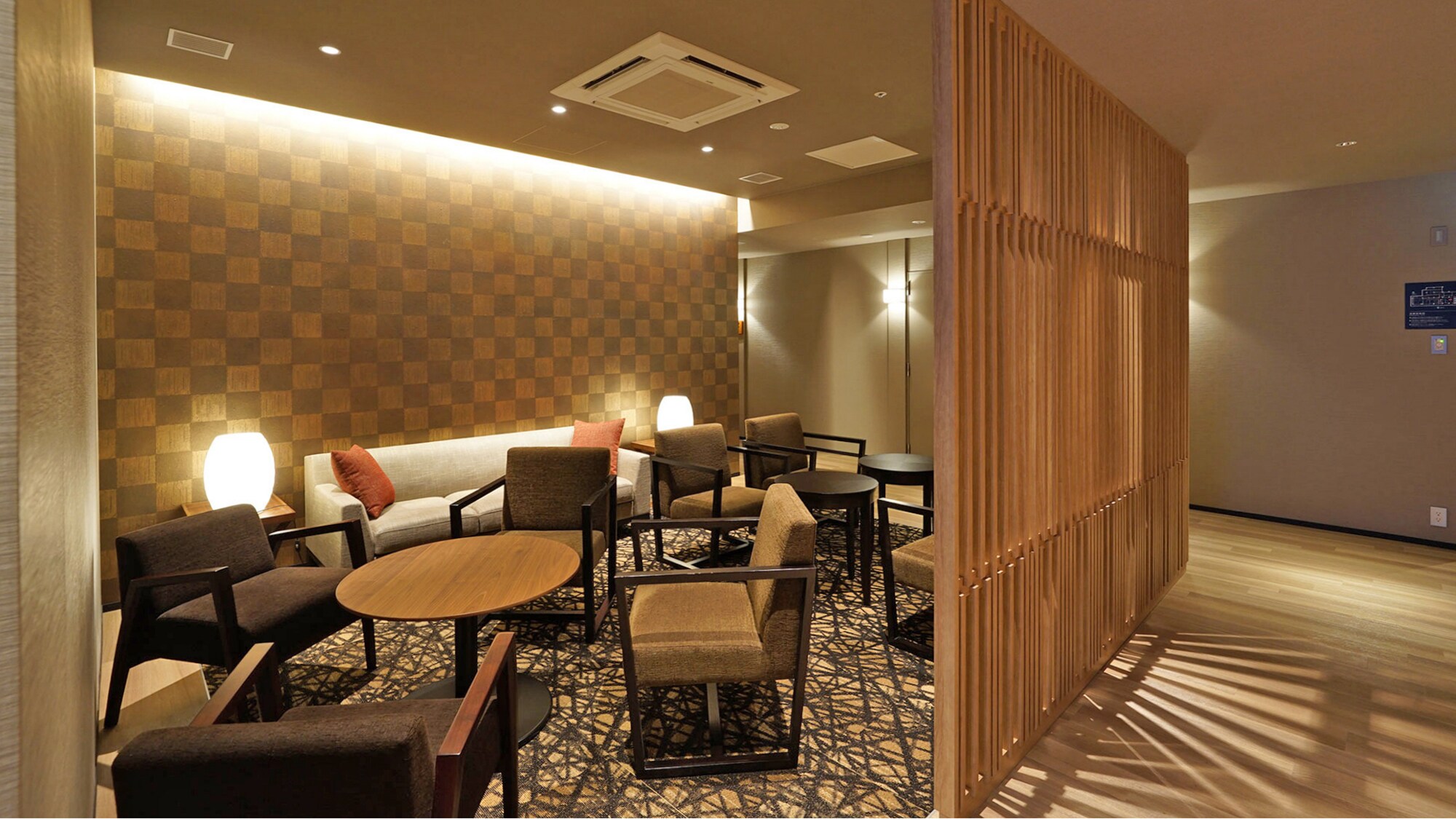 [Lobby] We welcome our guests in a lobby with a Kyoto-like atmosphere.