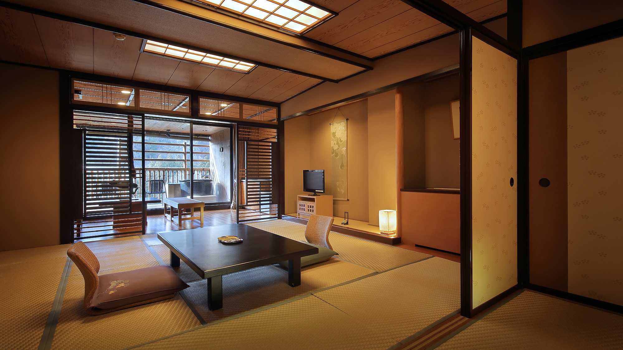 Kamar bergaya Jepang dengan pemandian terbuka "Lotus Room"