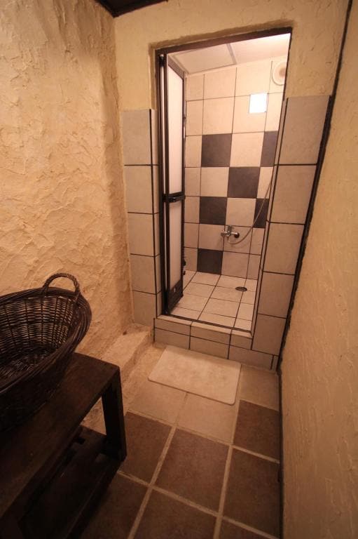 Shower room ② is decorated with Italian tile Okinawa traditional minsaa pattern.