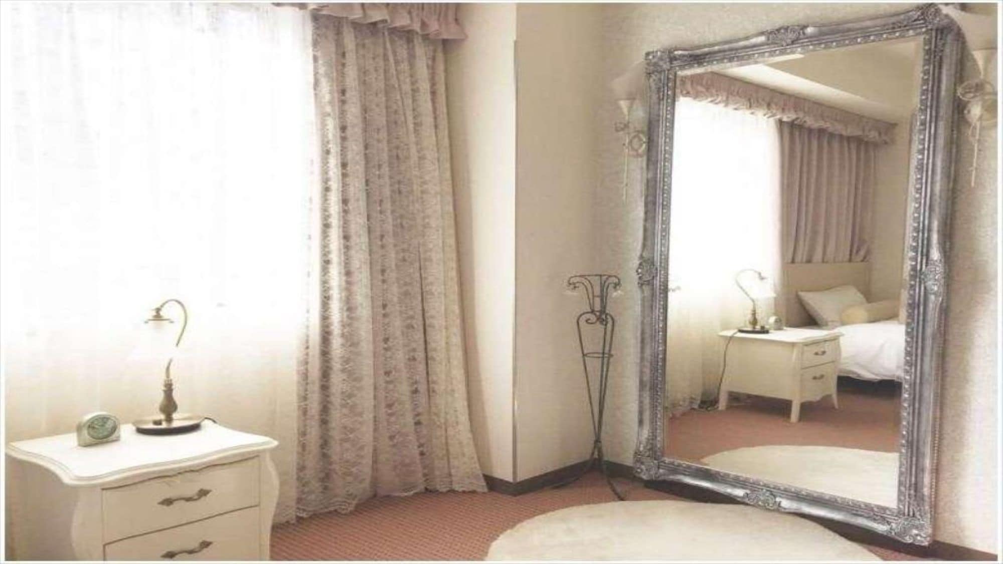 [Women's room] Single room for women only. Accommodation is limited to women. Marked with a big figure and dresser