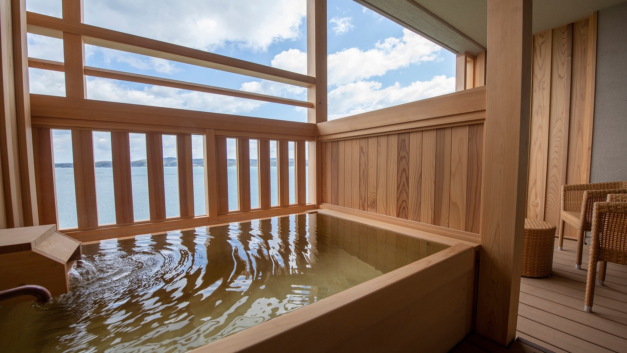 [Example of an open-air bath in a guest room] Enjoy a relaxing time in the open-air bath with the scent of cypress.