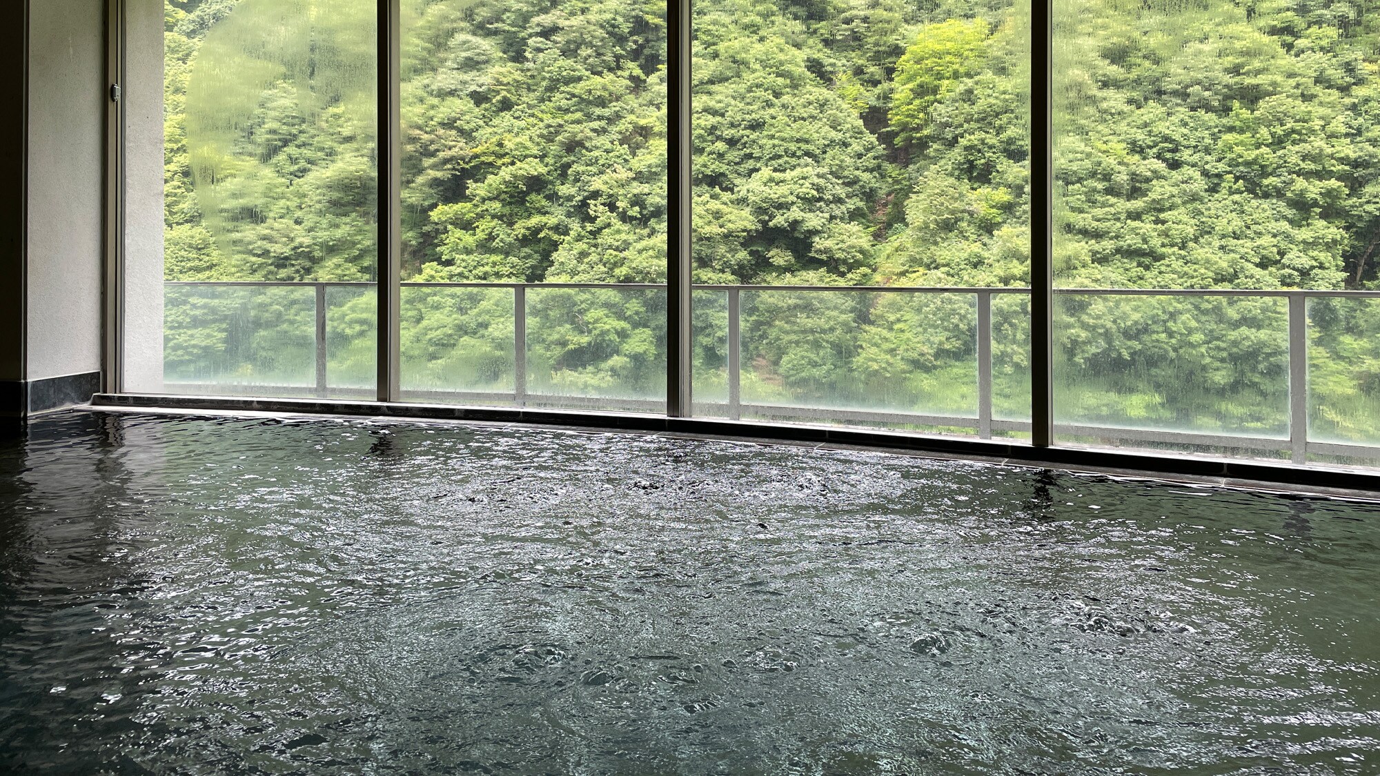 【大浴場】宇奈月溫泉含有化妝品中也含有的偏矽酸，可望發揮「柔軟」的美膚效果。