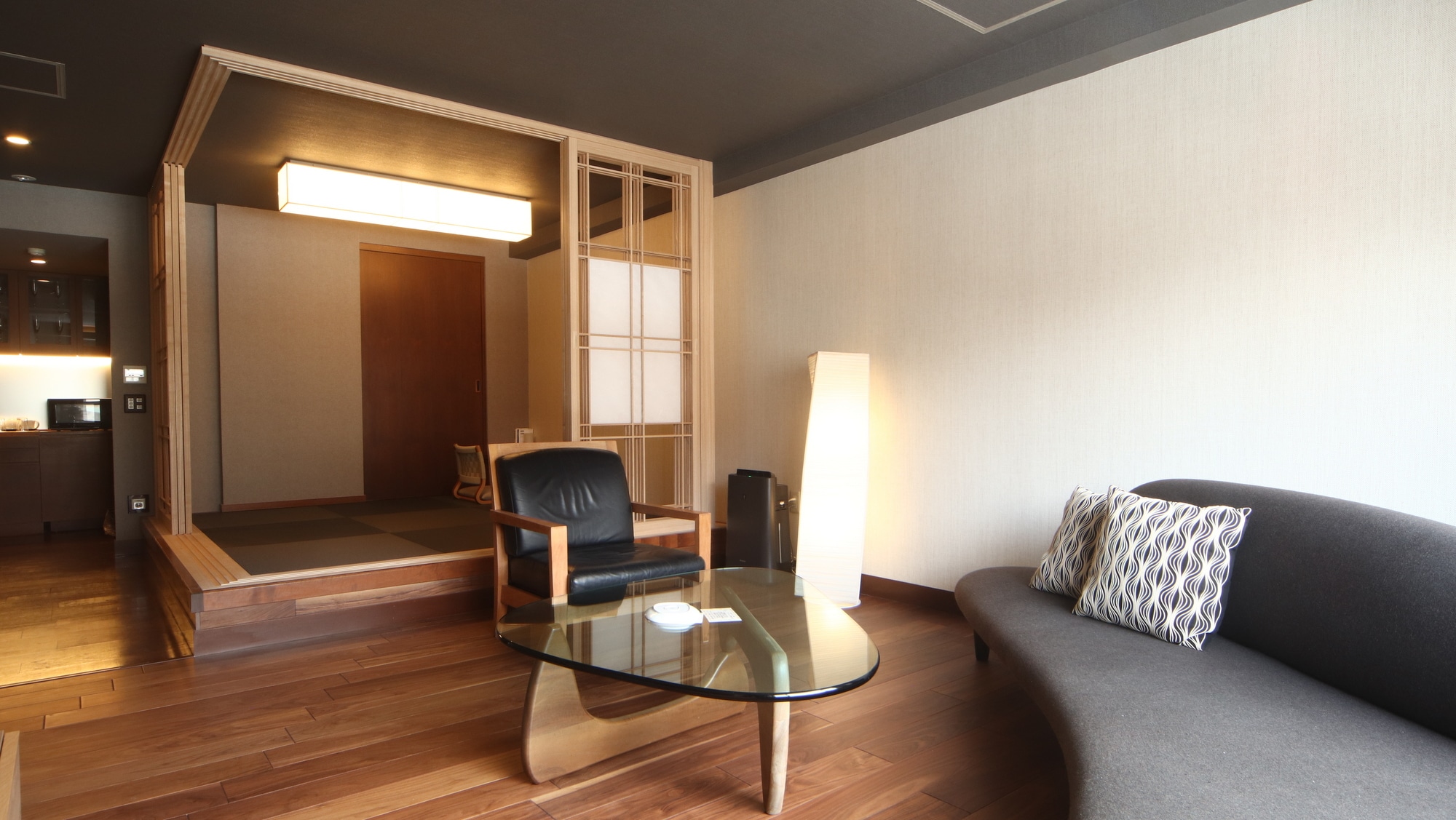 [Suite room 100 square meters with free-flowing hot spring] Living room