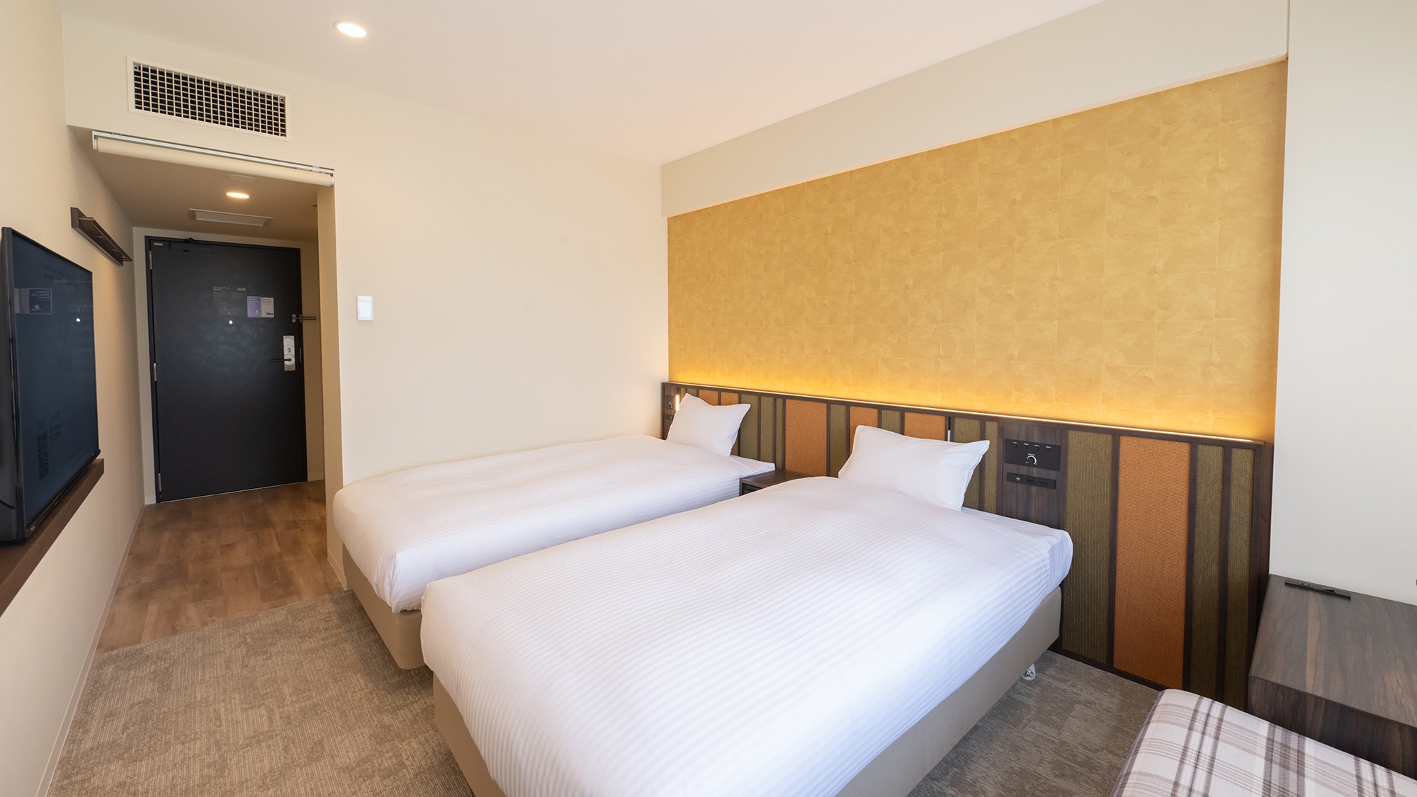 [Superior Twin] Two 110cm wide beds are installed. Up to three people can stay on the sofa.