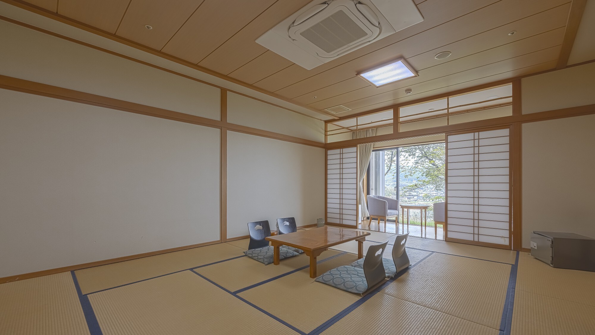 ◆ ผ่อนคลายในห้องพักสไตล์ญี่ปุ่นอันกว้างขวางพร้อมทิวทัศน์มหาสมุทรขนาด 15 เสื่อทาทามิ