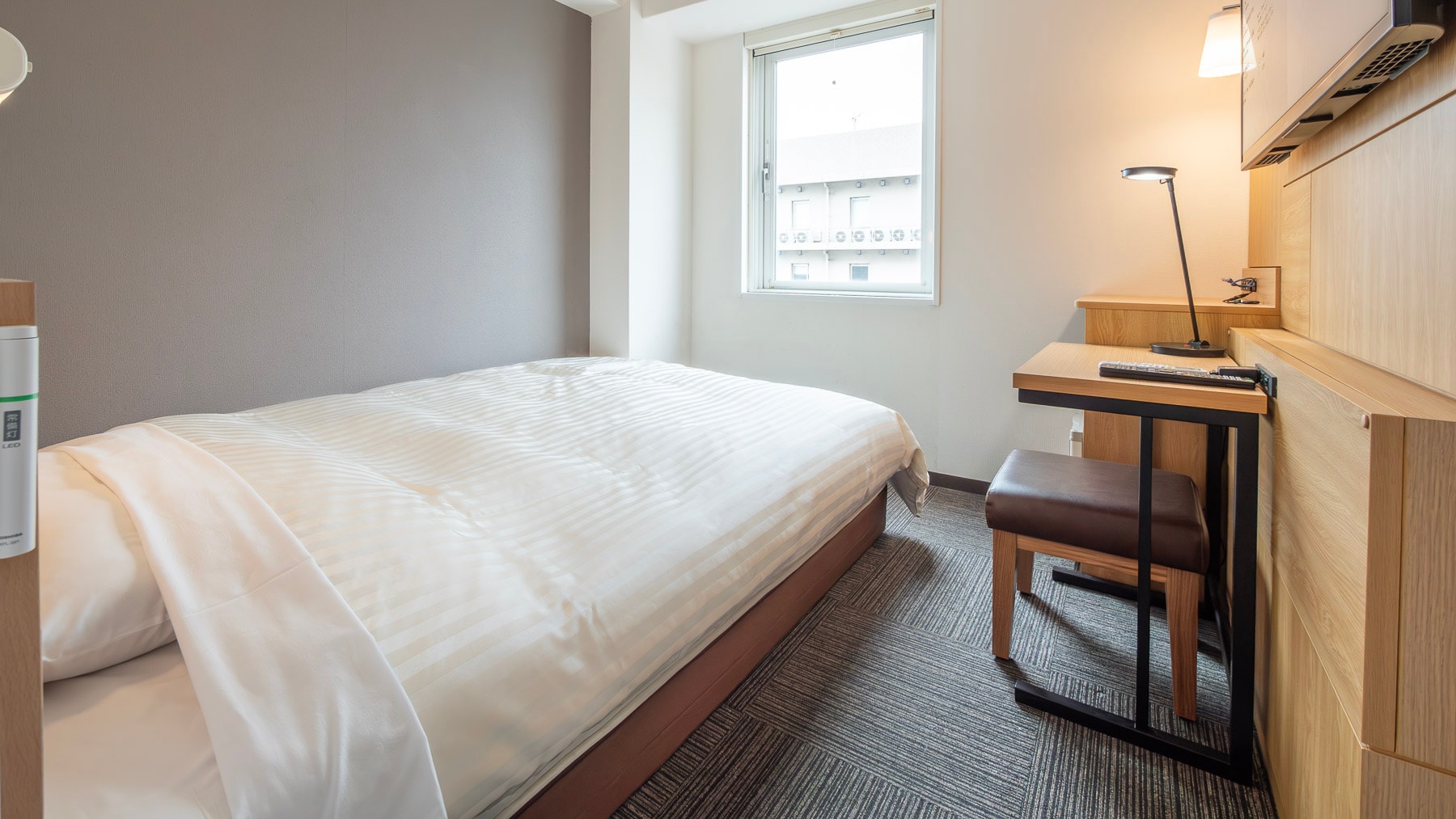 A 150cm wide bed and a mattress with just the right amount of firmness will ensure you a good night's sleep.