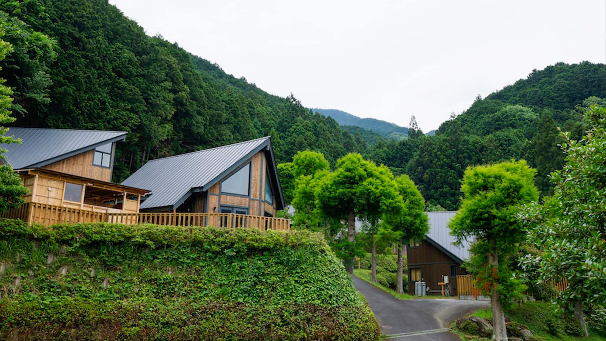 [Bên ngoài ngôi nhà]