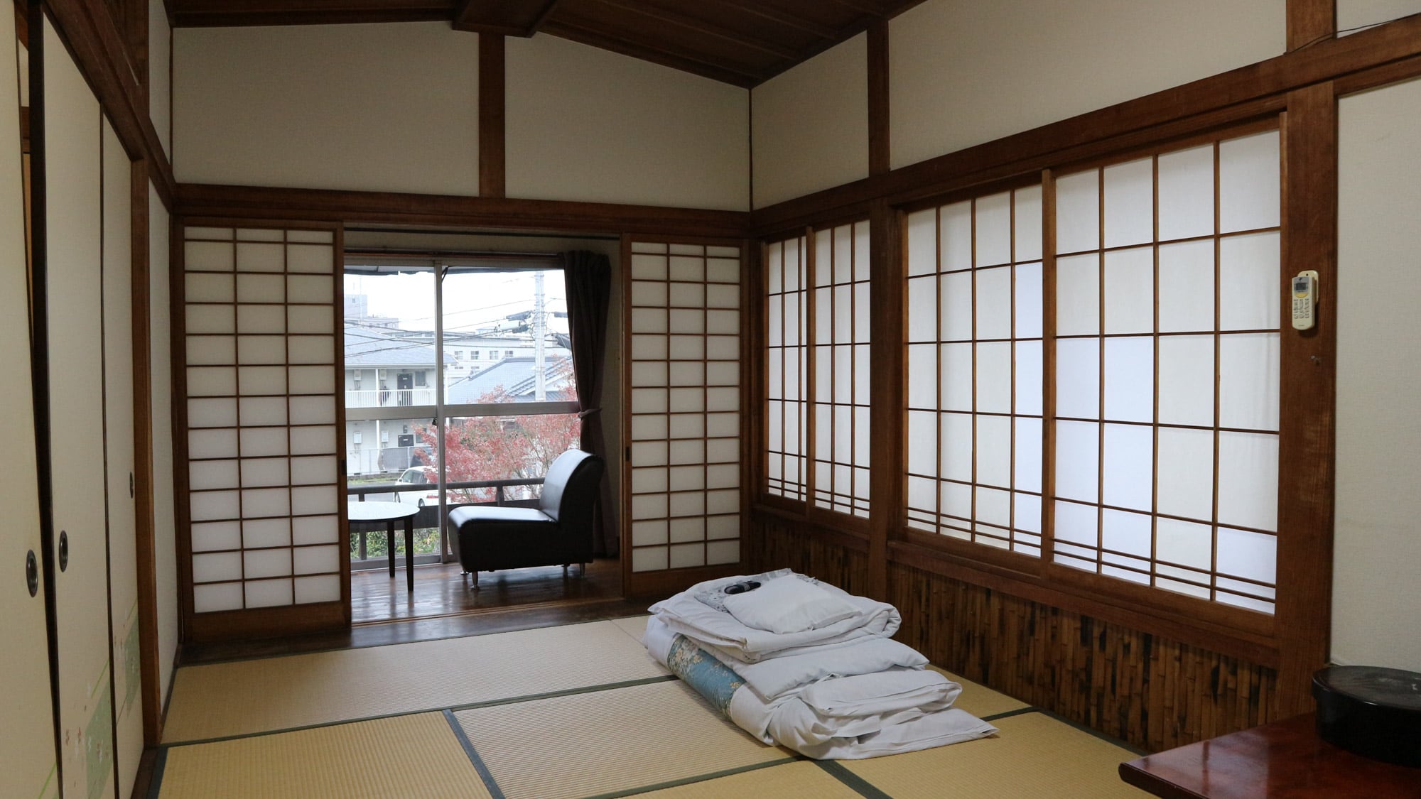 * [7.5 tatami mat Japanese-style room + next room] A spacious Japanese-style room overlooking the courtyard.