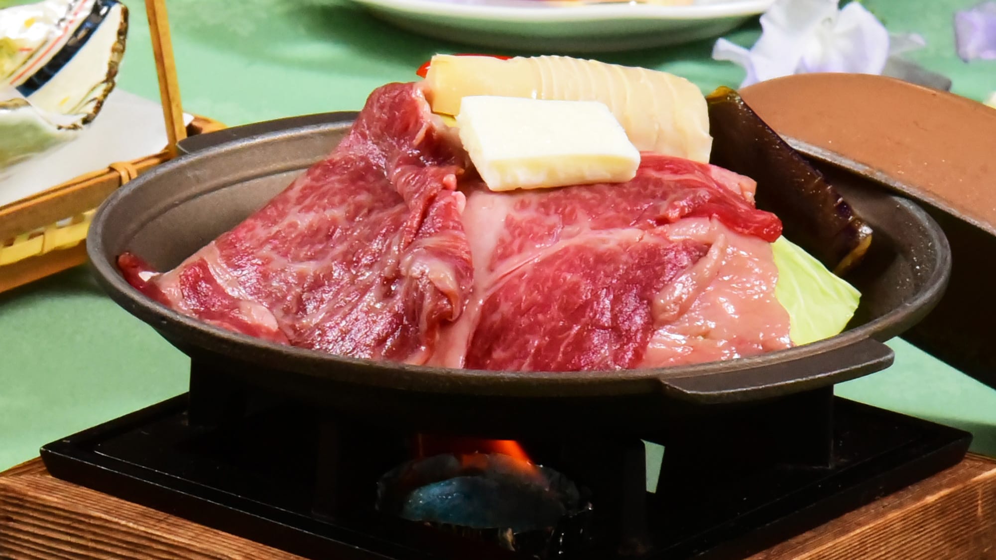 Domestic beef grilled shabu-shabu with Taichi bamboo shoots and other spring vegetables. Enjoy the high-quality flavor.