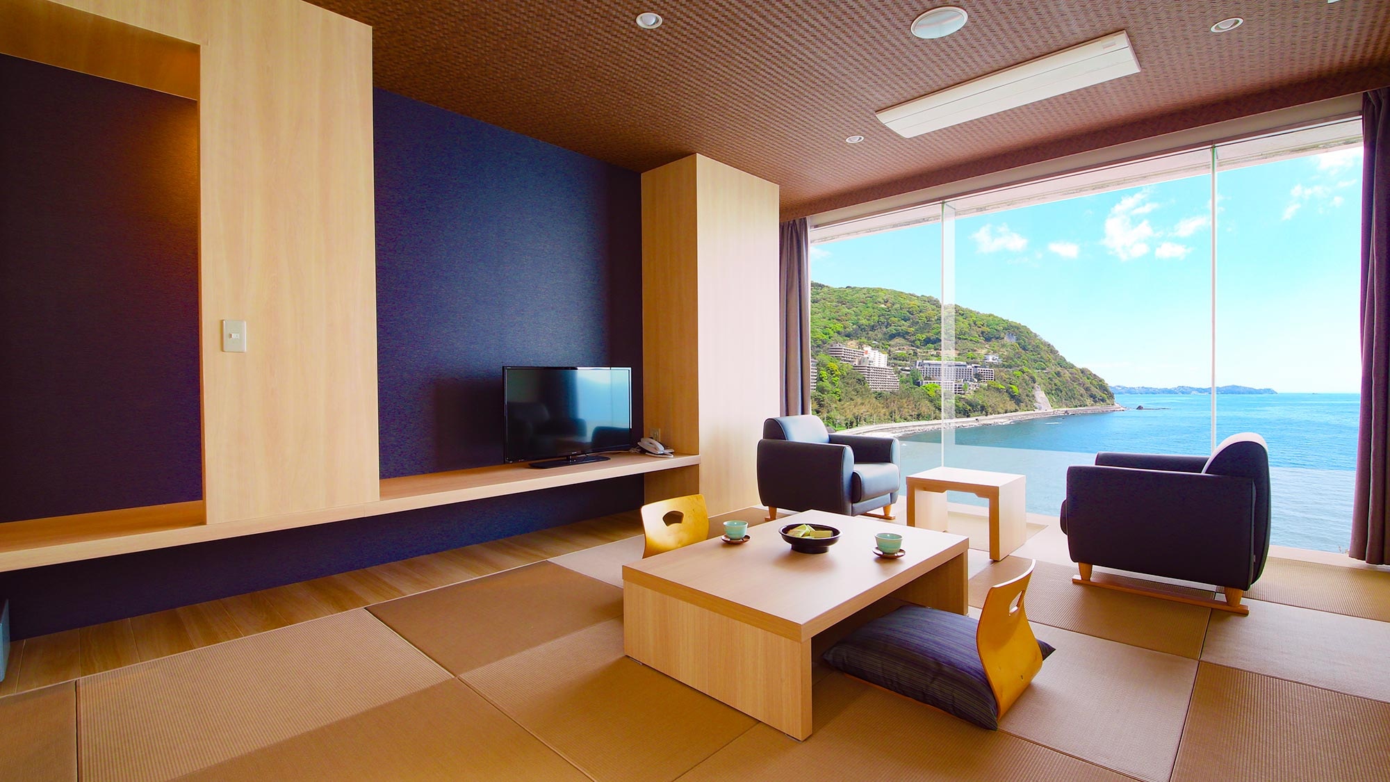 [Main building] [Non-smoking] Japanese-style room 12 tatami mats / shower room / top floor ocean view