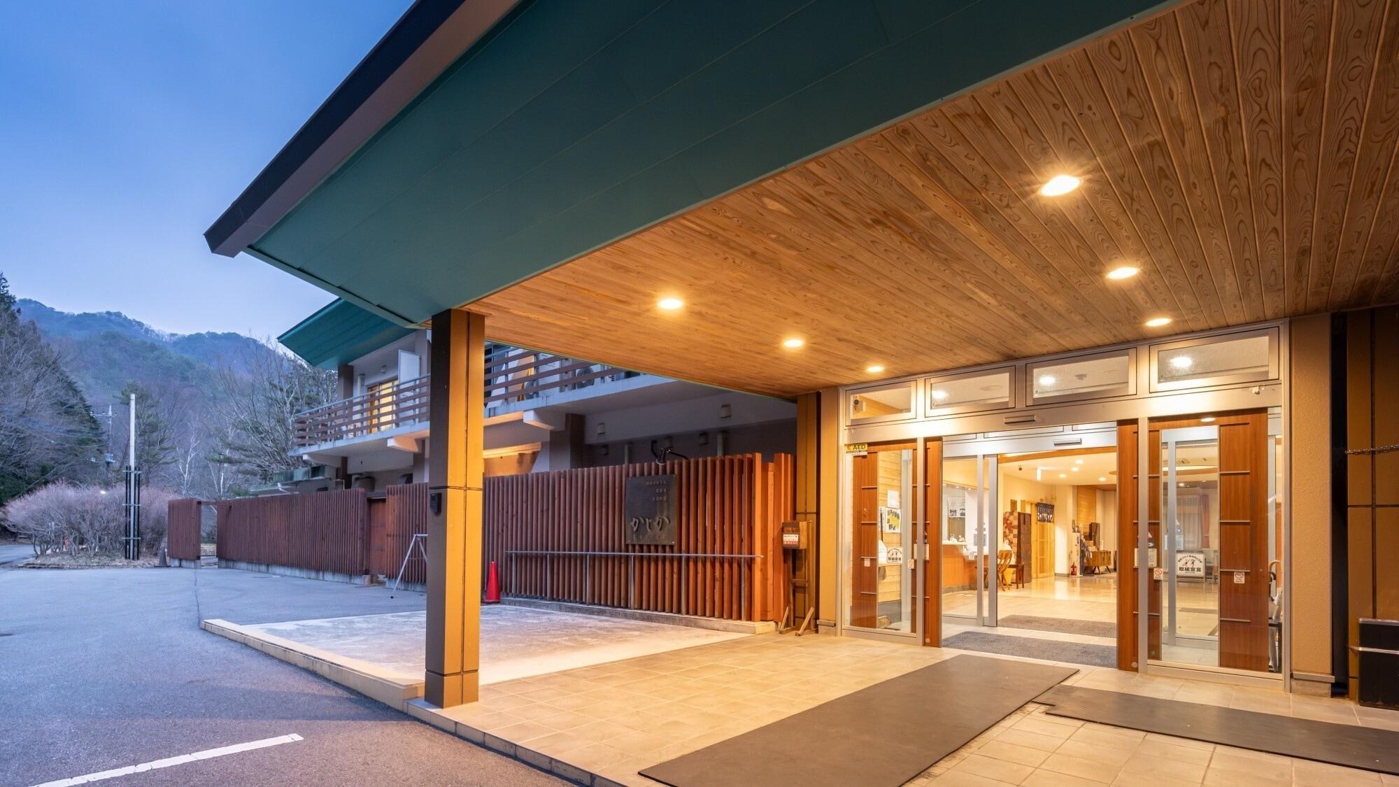 [Bên ngoài] Được bao quanh bởi màu sắc của bốn mùa, nhà trọ này tự hào có suối nước nóng làm đẹp da và phòng tắm ngoài trời với tầm nhìn ngoạn mục.