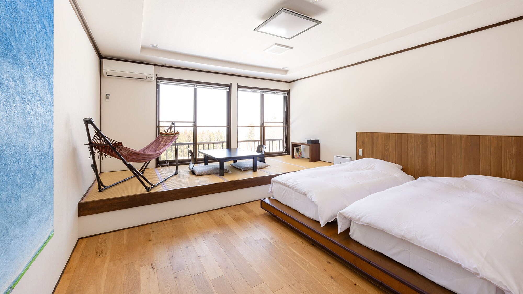 ・Standard Twin/Relax yourself on the raised floor or in the hammock.