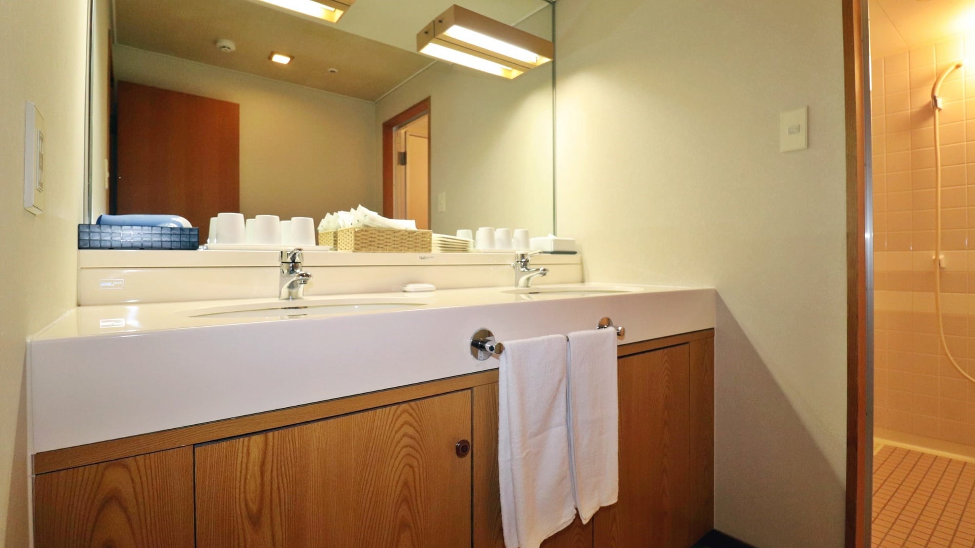 *[Japanese-Western Room (Deluxe)] Separate washroom for two people, convenient for large groups